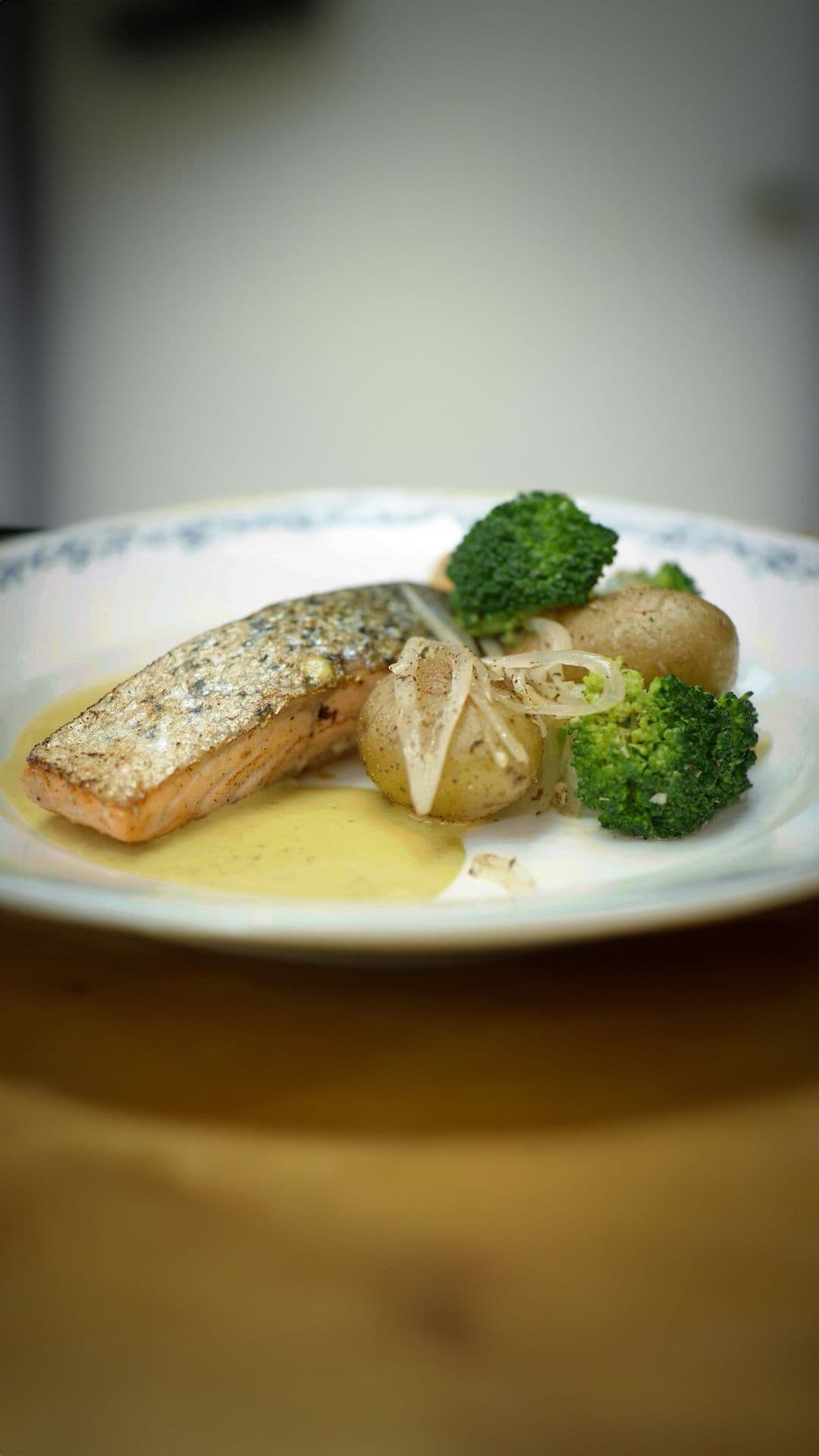 Gebakken zalm met krieltjes, broccoli en botersaus met vadouvan