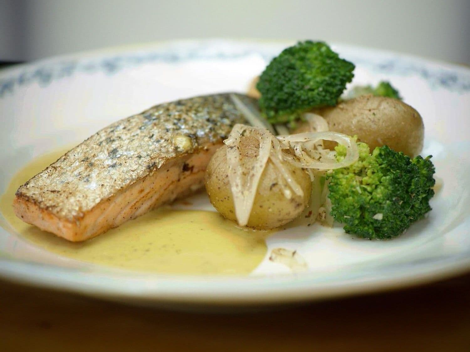 Gebakken zalm met krieltjes, broccoli en botersaus met vadouvan