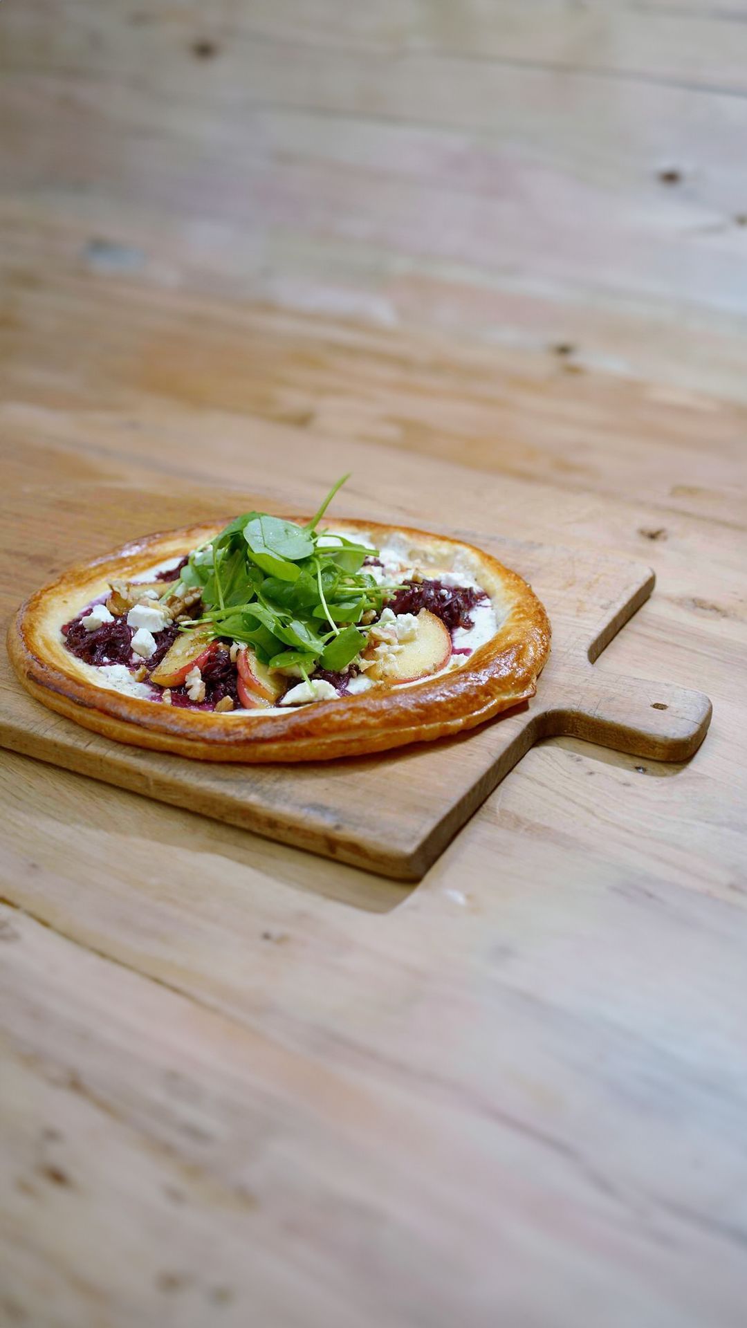 Bladerdeegpizza met rode kool, feta en walnoten
