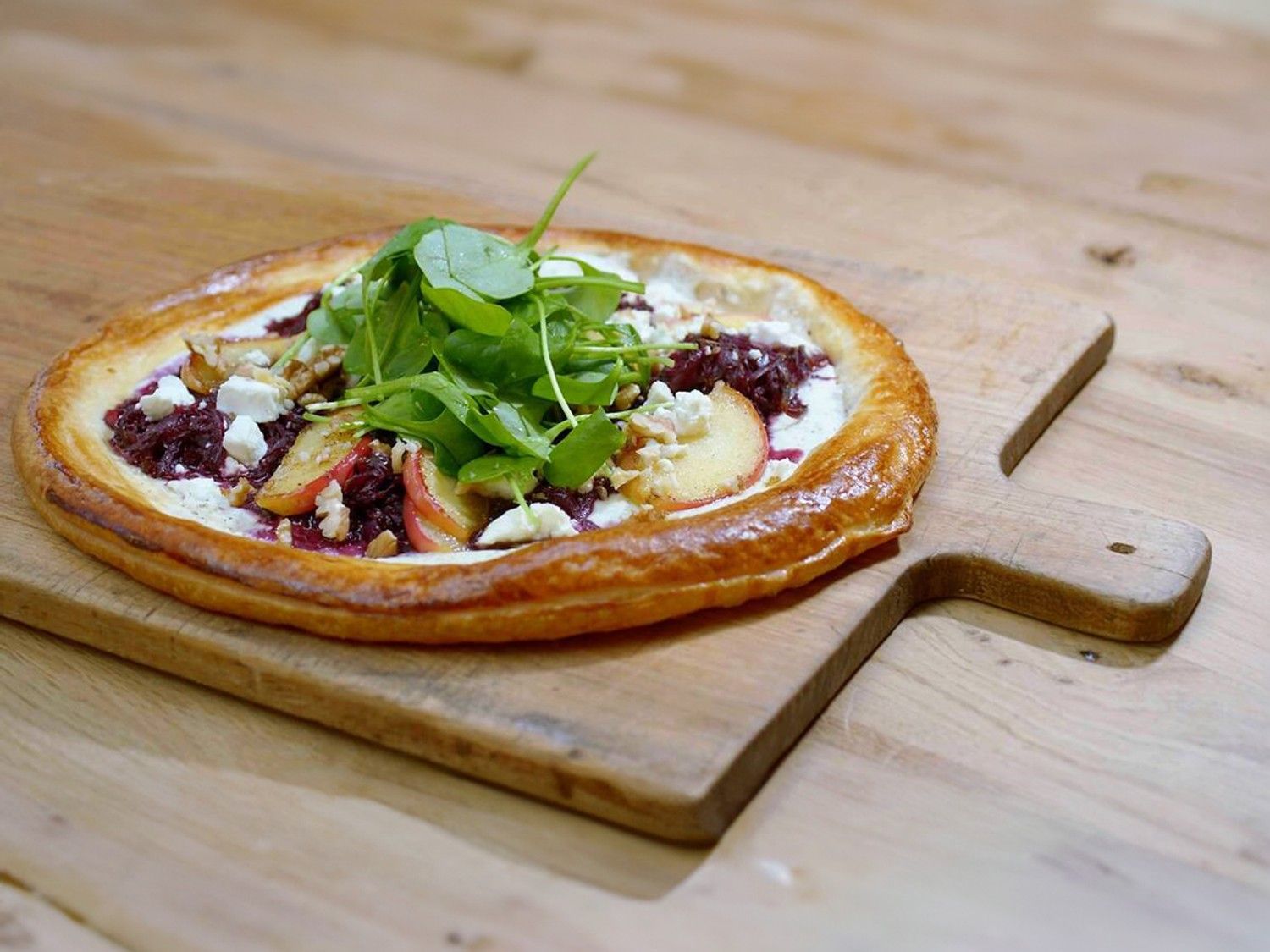 Bladerdeegpizza met rode kool, feta en walnoten