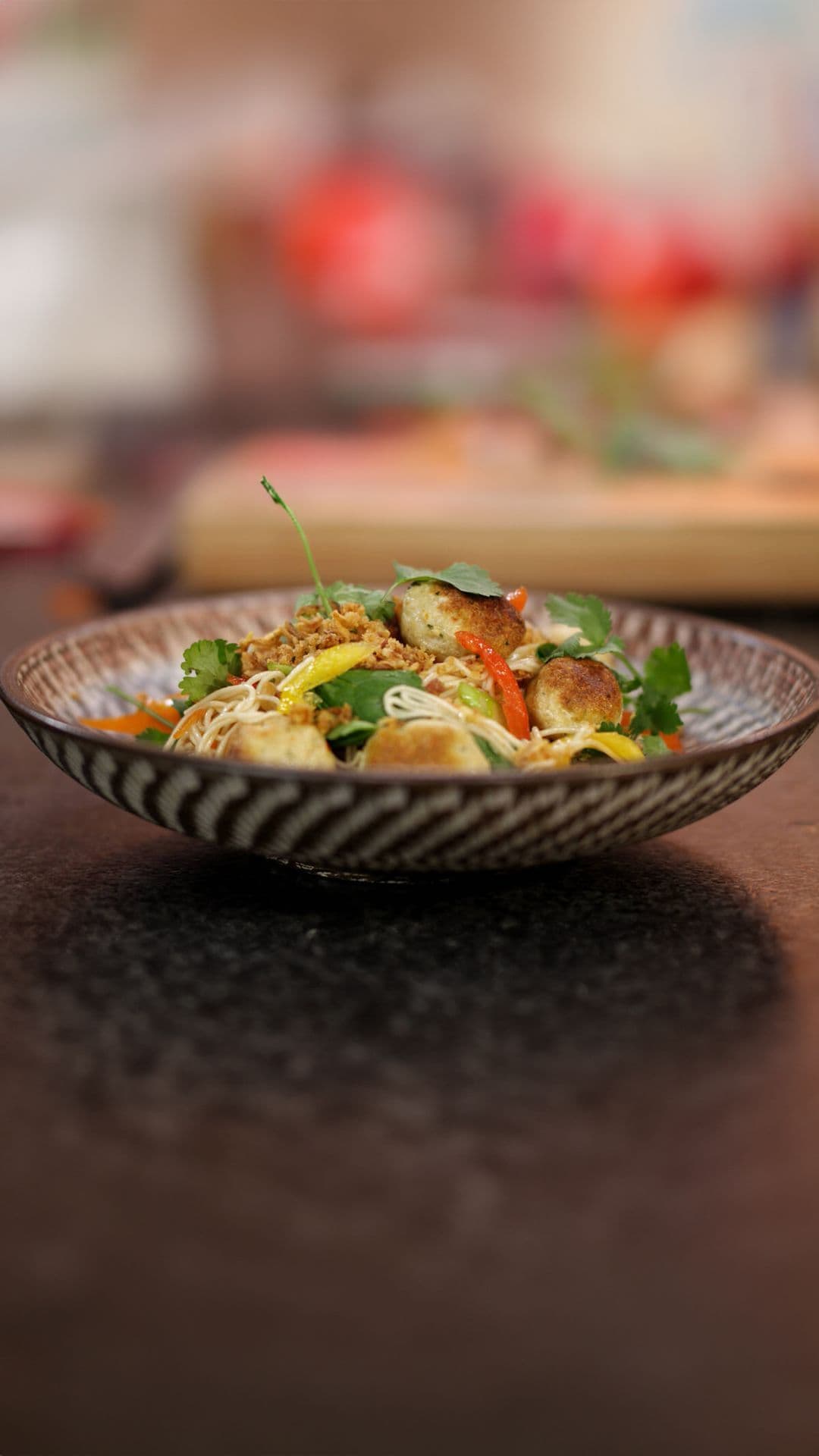 Noedelsalade met kalkoenballetjes