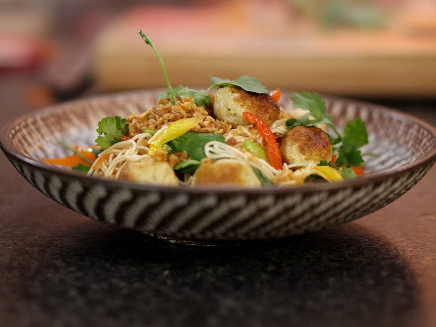 Noedelsalade met kalkoenballetjes