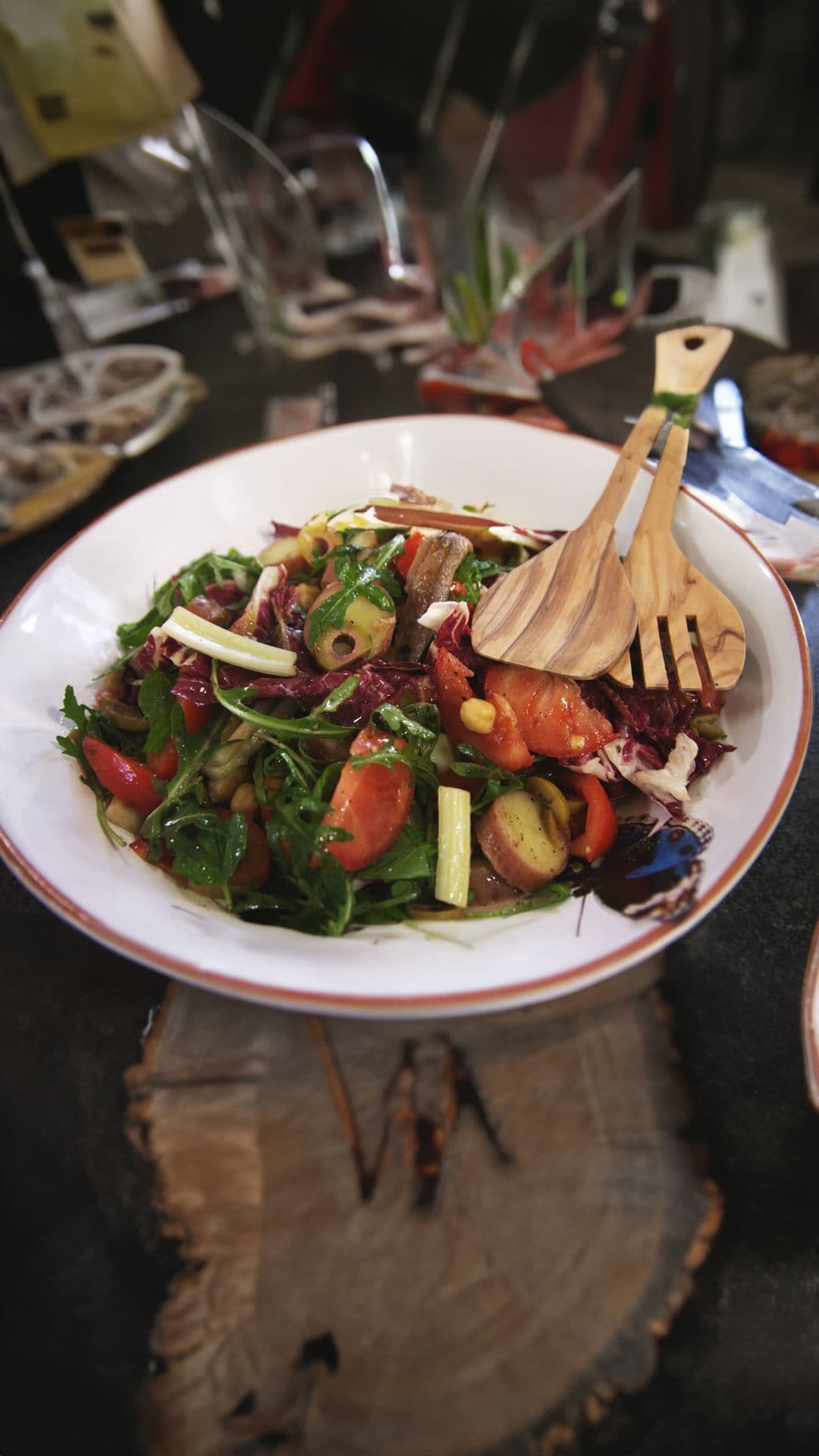 Salade van kikkererwten, aardappelen en ansjovis