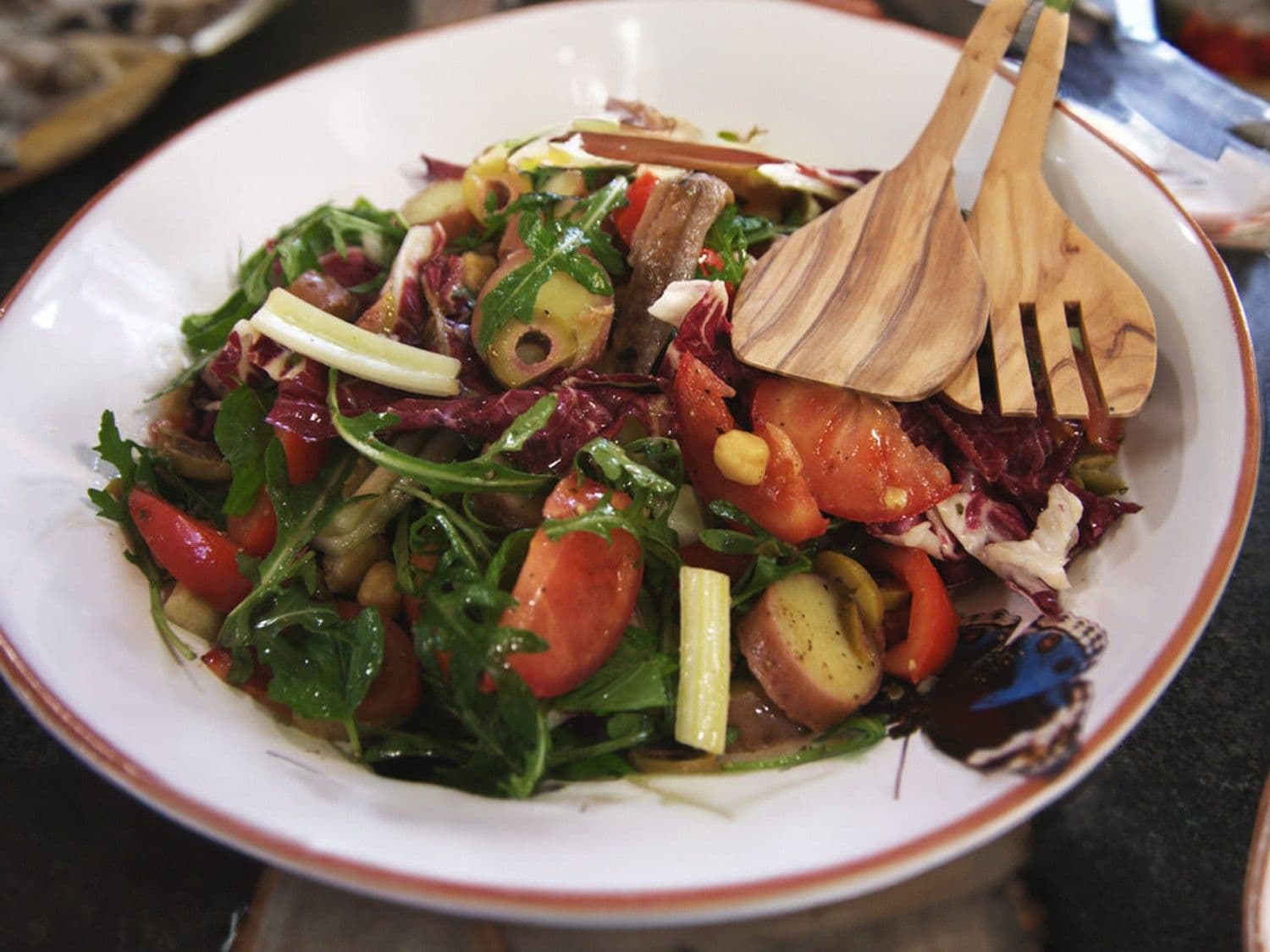 Salade van kikkererwten, aardappelen en ansjovis