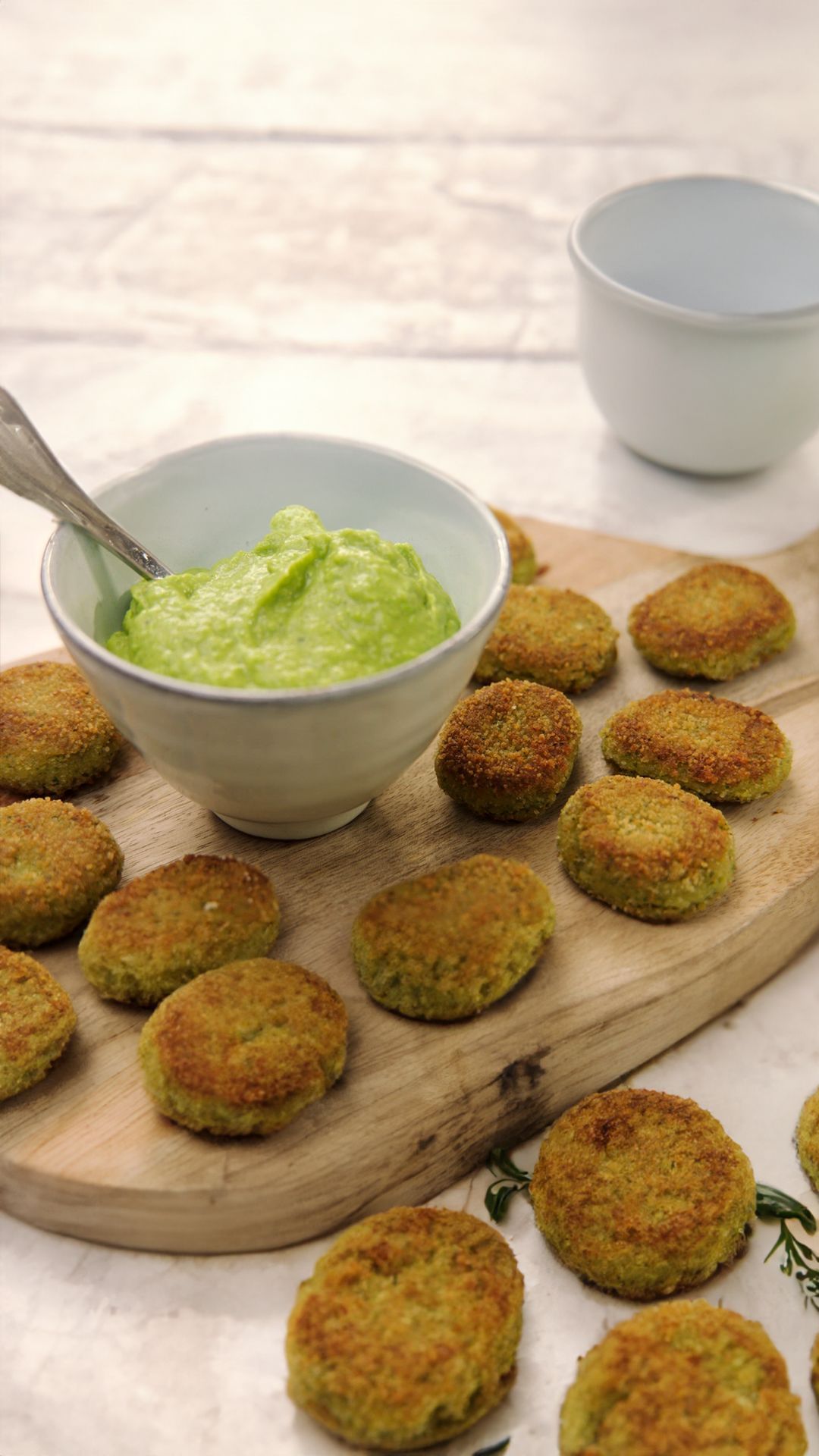 Bloemkoolnuggets met dipsaus van avocado