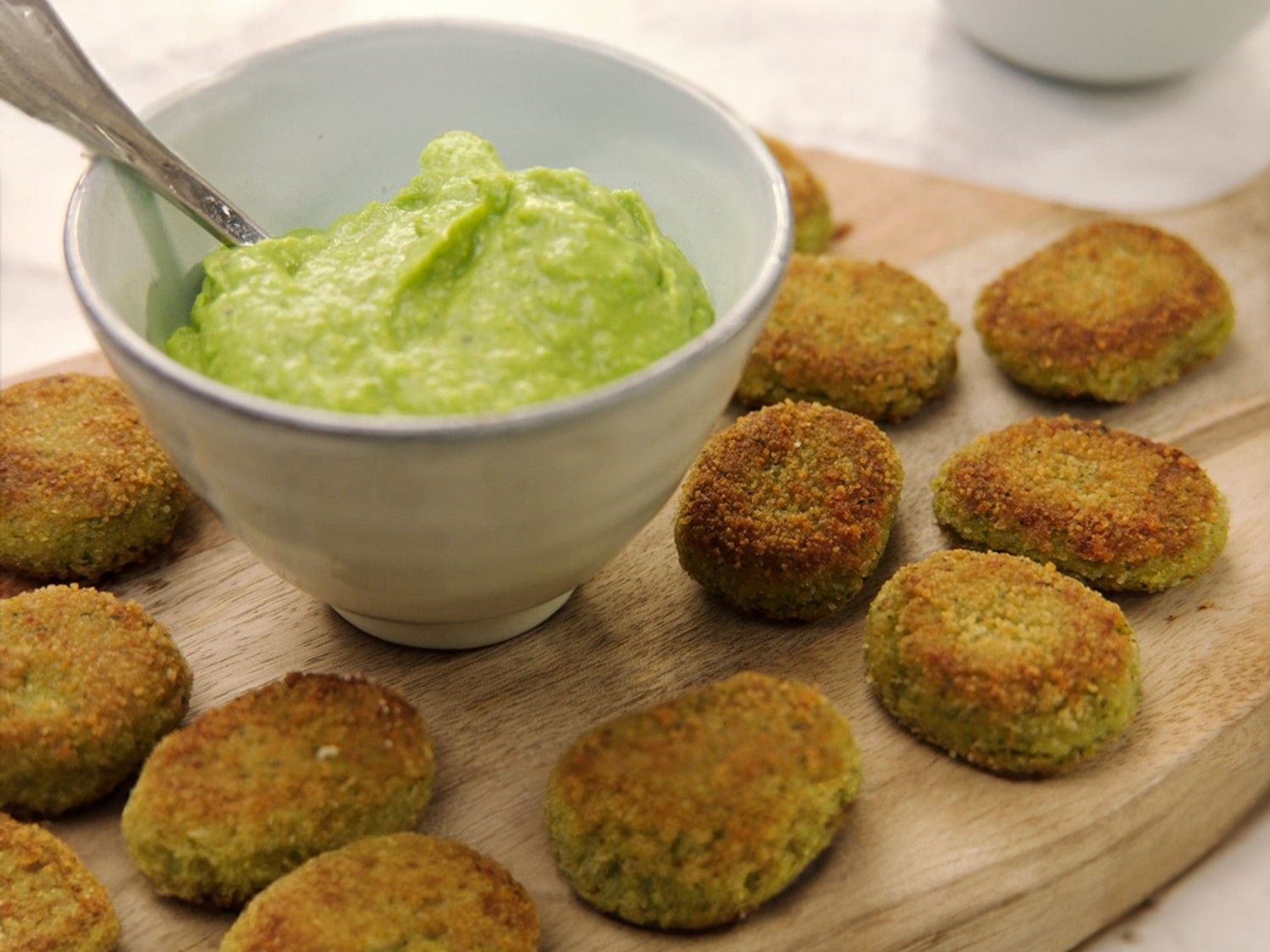 Bloemkoolnuggets met dipsaus van avocado