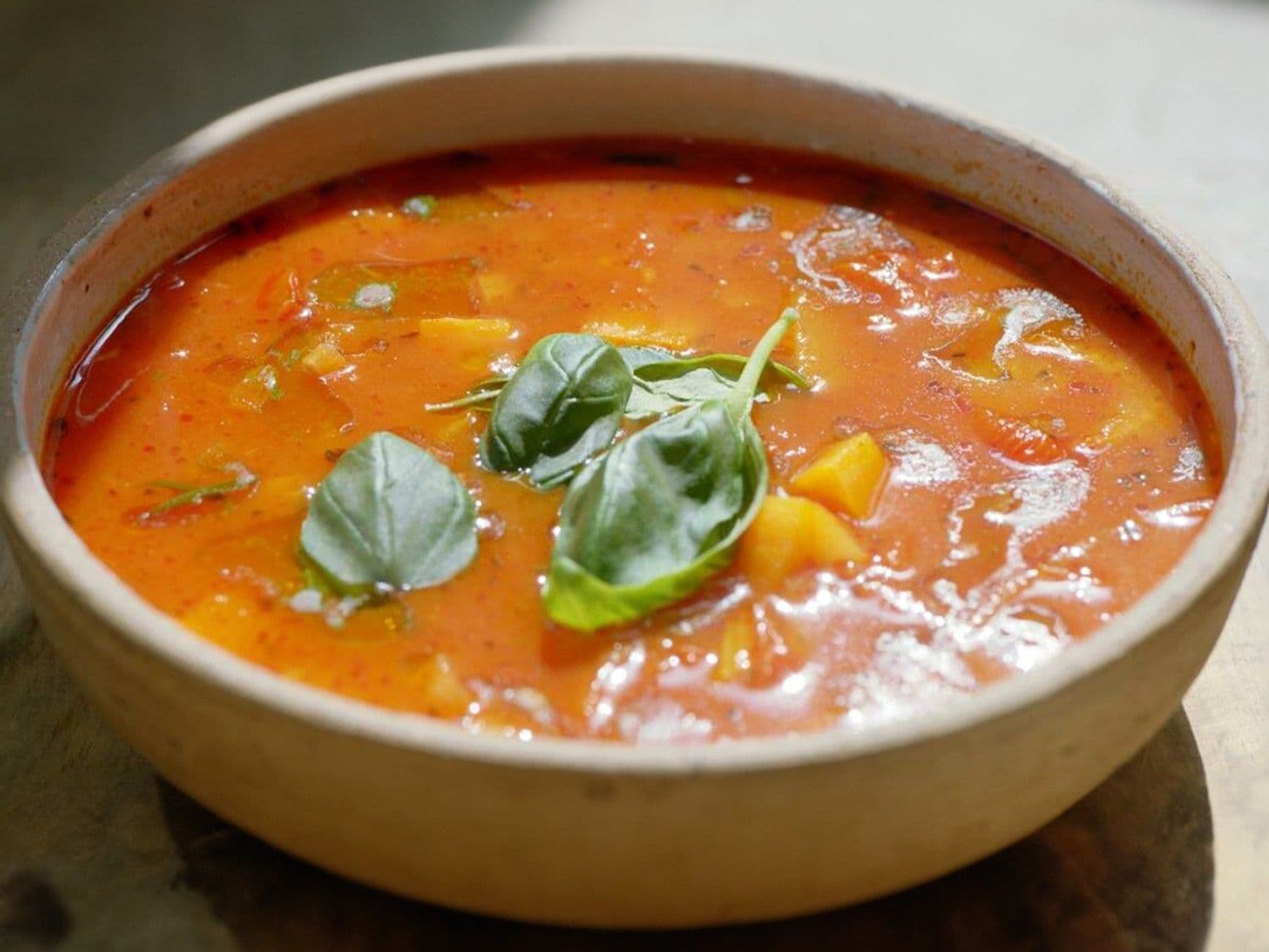 Soep van zoete aardappel, koolrabi en lavasolie
