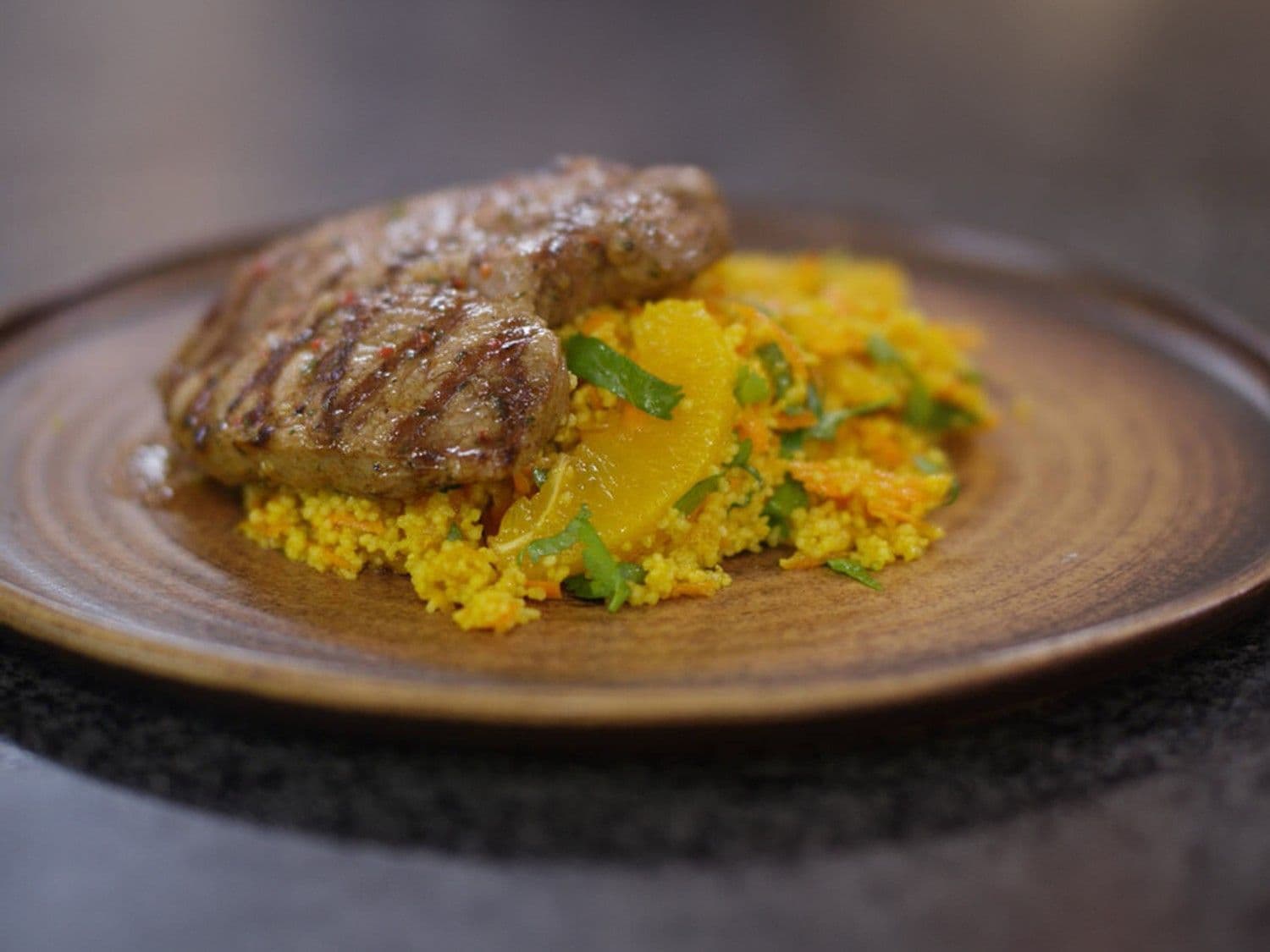 Gegrilde lamsmedaillons met couscoussalade