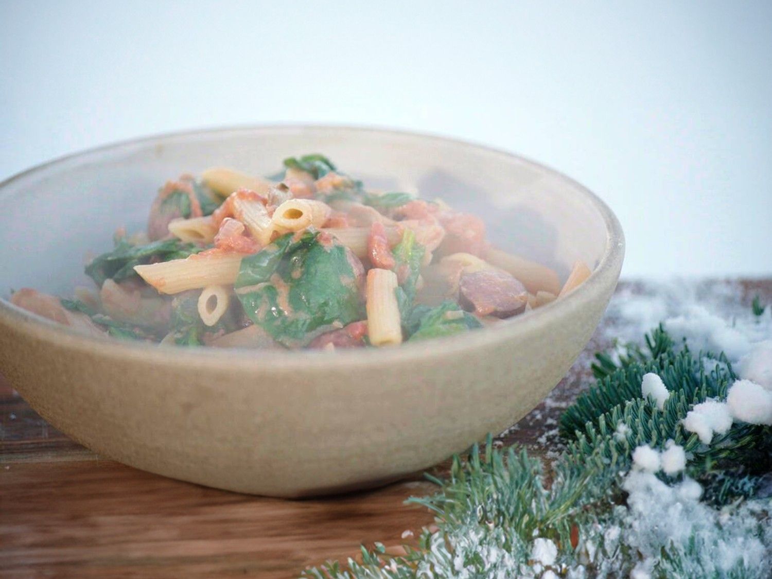 Pasta met chipolata, oesterzwam, spinazie en spek