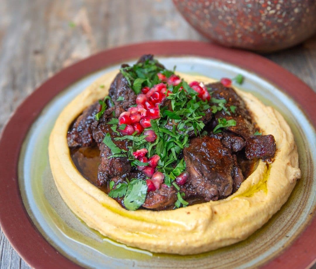 Libanese kippenlevertjes met hummus en platbrood