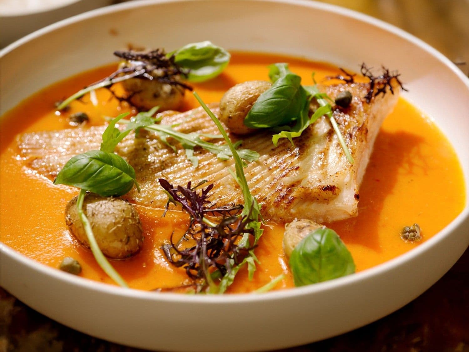 Gebakken rog met tomatensaus