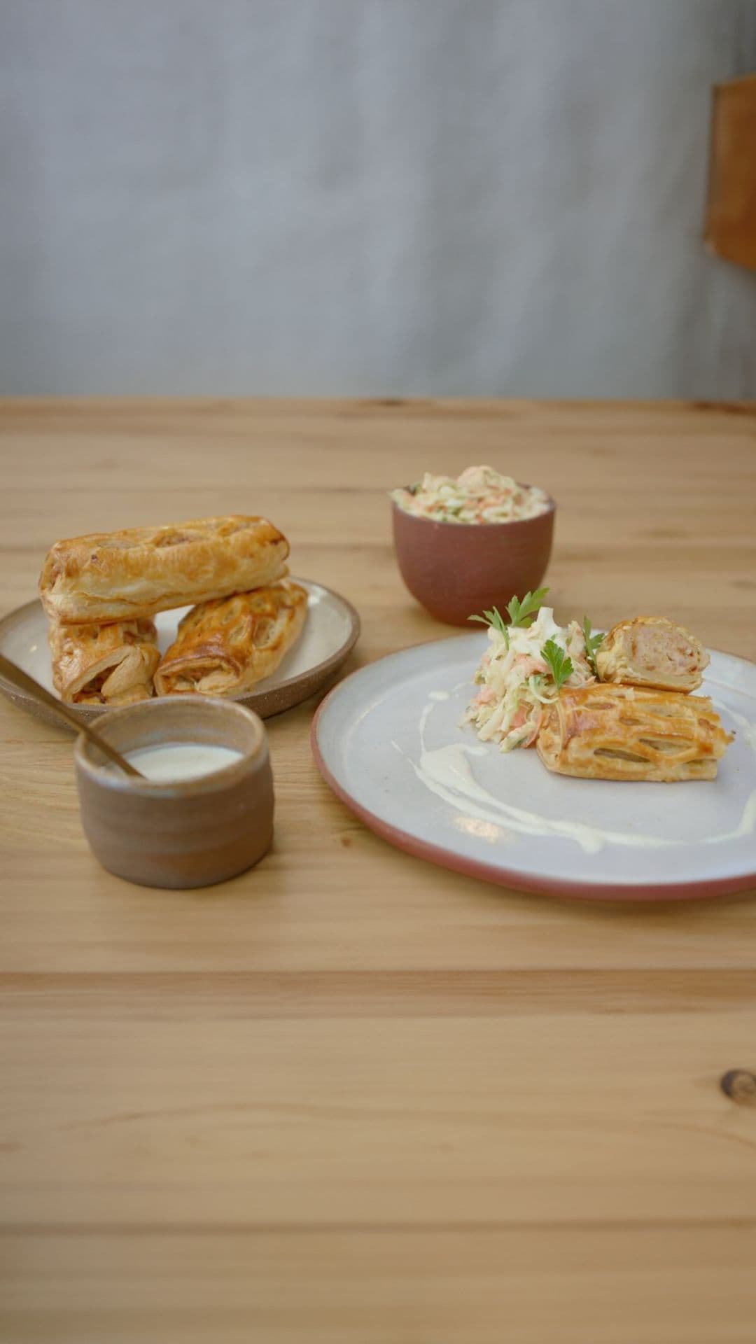 Worstenbroodje met kip, coleslaw en dressing met blauwe kaas