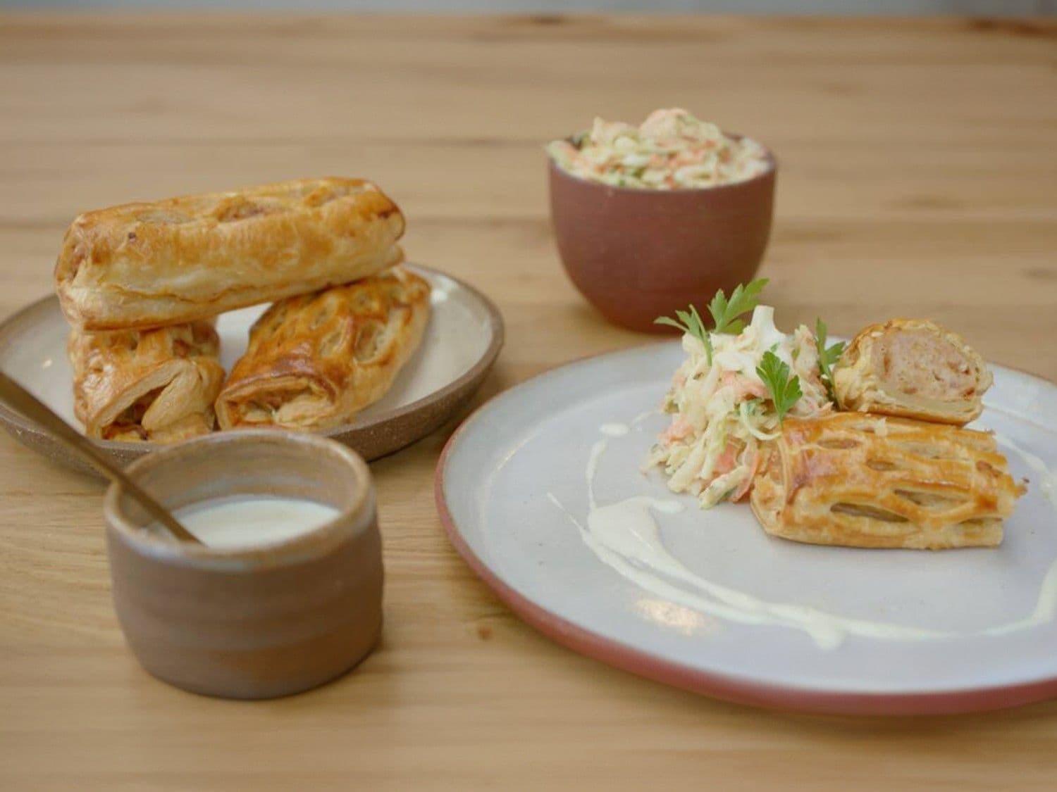 Worstenbroodje met kip, coleslaw en dressing met blauwe kaas
