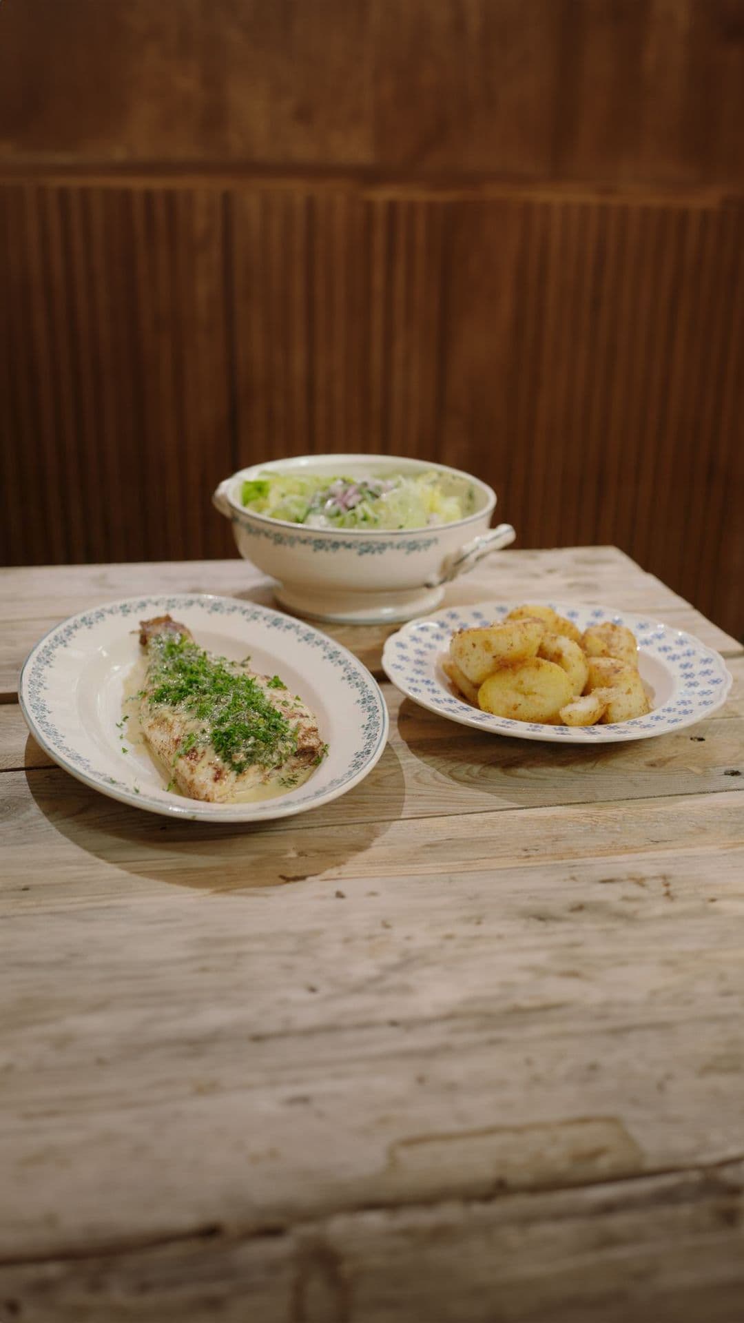 Tongschar met peterseliesaus, aardappelen en kropsla
