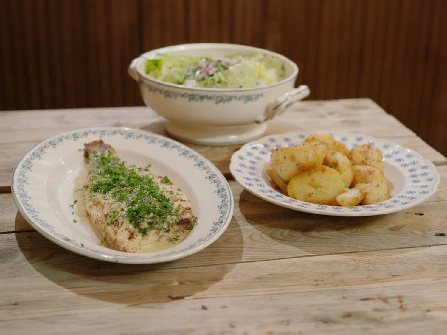 Tongschar met peterseliesaus, aardappelen en kropsla