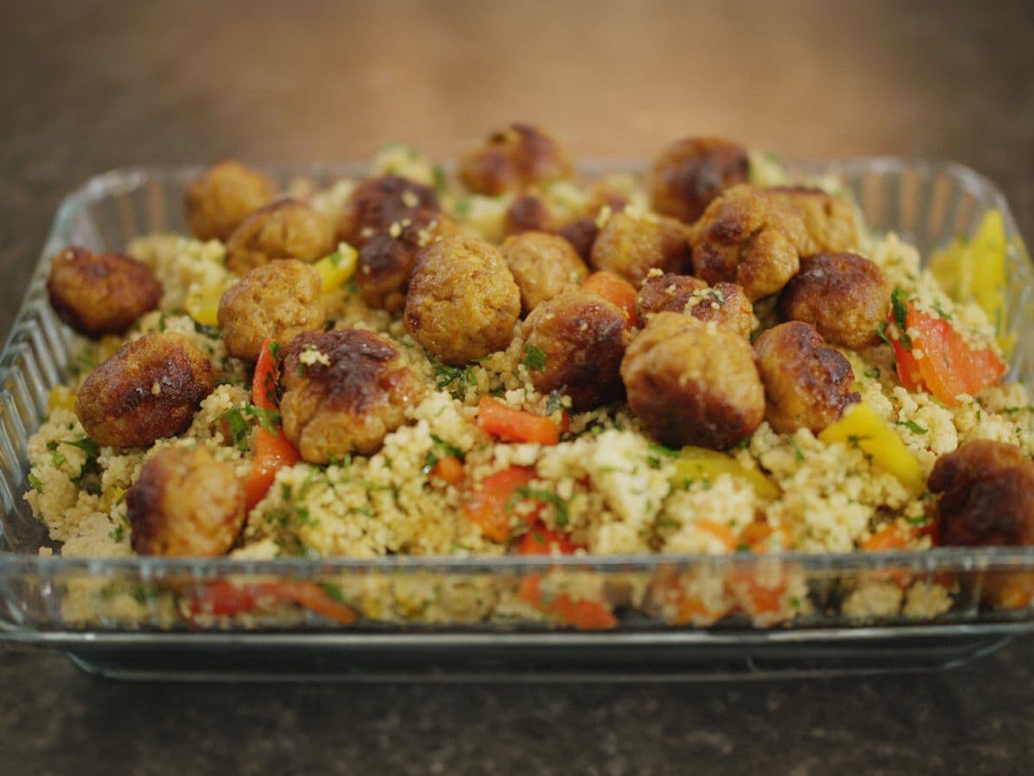 Couscous met geroosterde paprika en kruidige gehaktballetjes