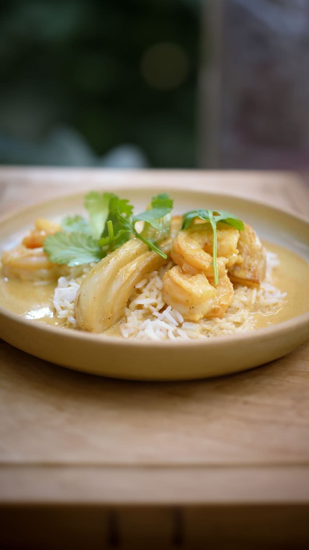 Gebakken gamba’s met groene curry, venkel en rijst