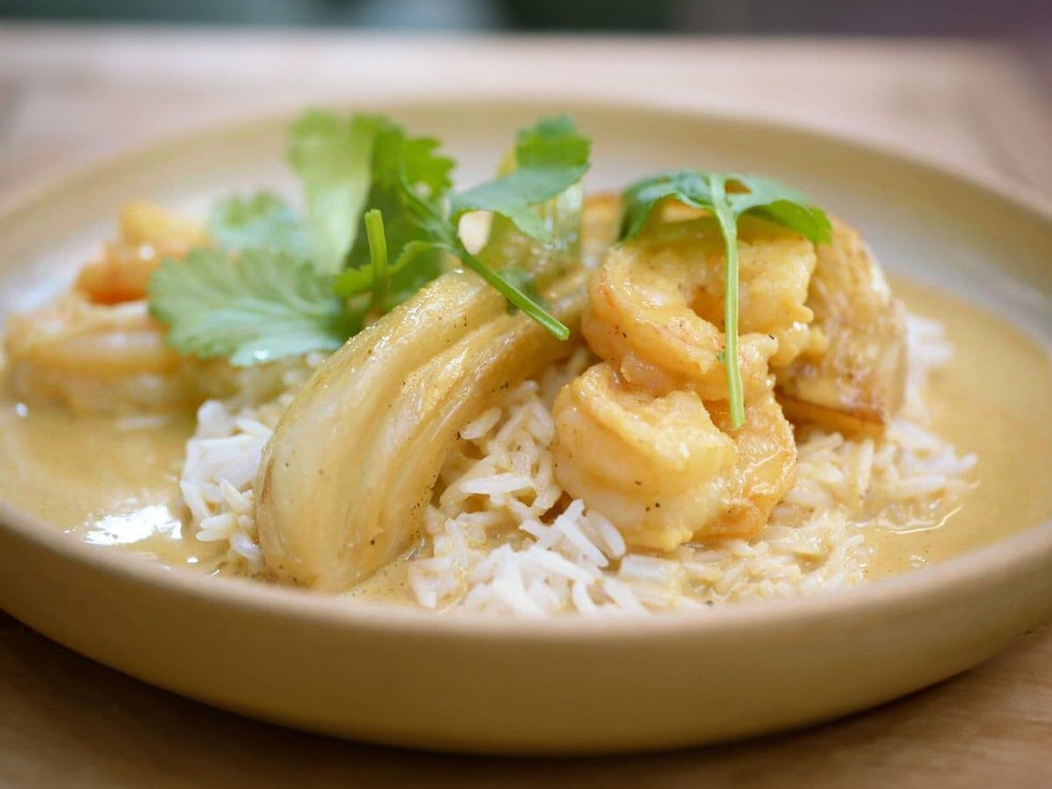 Gebakken gamba’s met groene curry, venkel en rijst