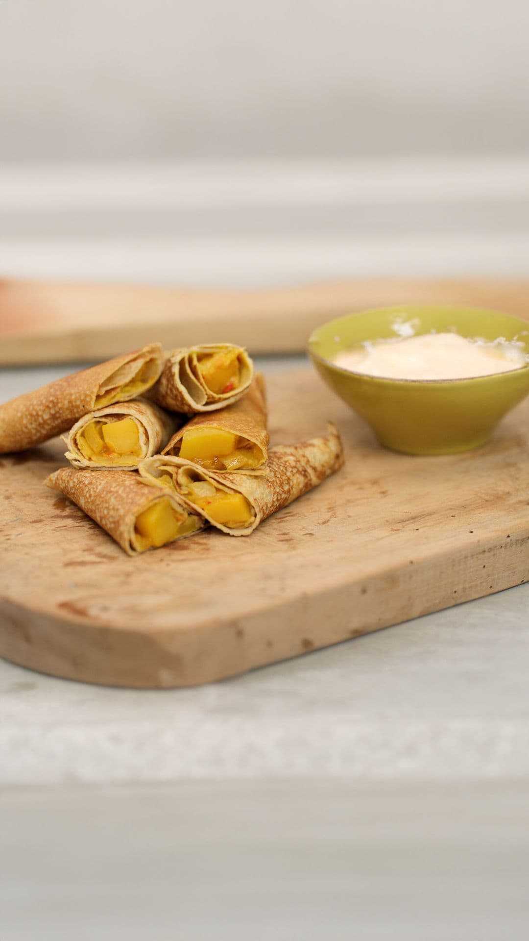 Dosa van boekweitmeel met mangochutney