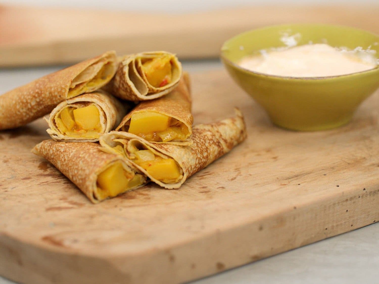 Dosa van boekweitmeel met mangochutney