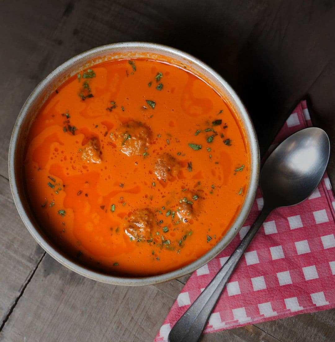 Paprikaroomsoep met kruidenkaas, chorizoballetjes en fregola sarda