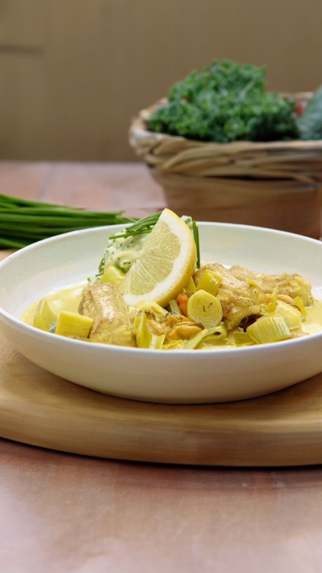 Hondshaai met mosselen in currysaus, bieslookpuree en prei