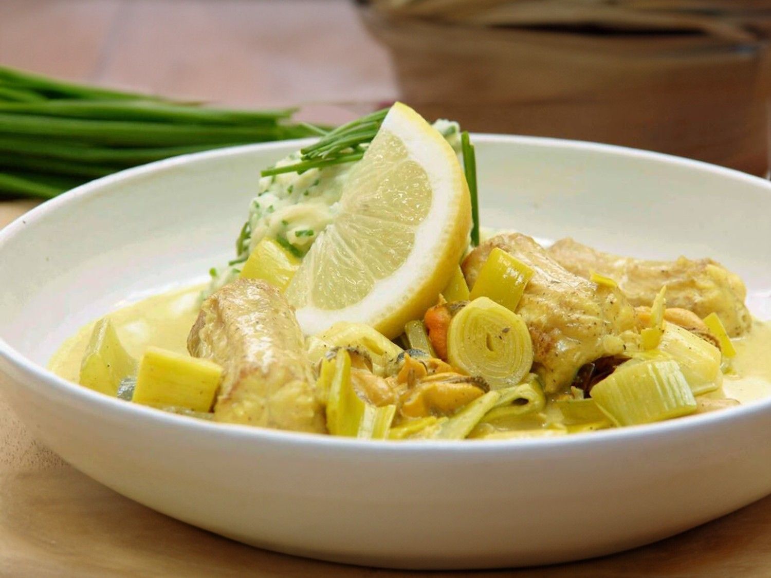 Hondshaai met mosselen in currysaus, bieslookpuree en prei