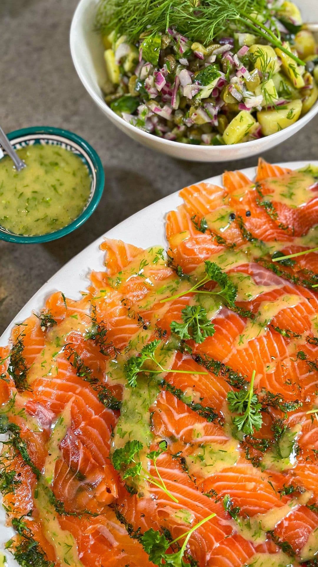 Gravad lax, koude aardappelsalade en honing-mosterddressing