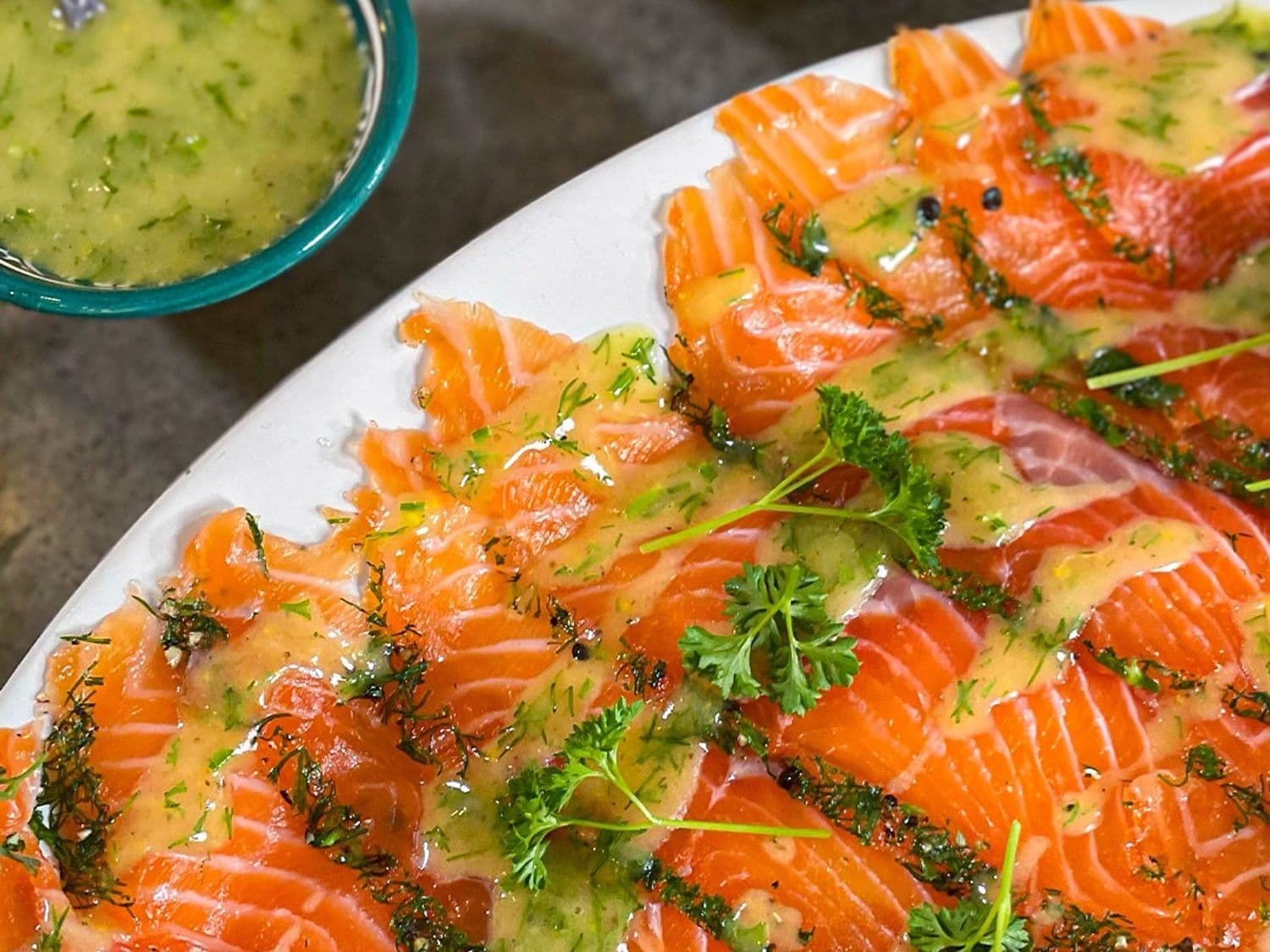 Gravad lax, koude aardappelsalade en honing-mosterddressing