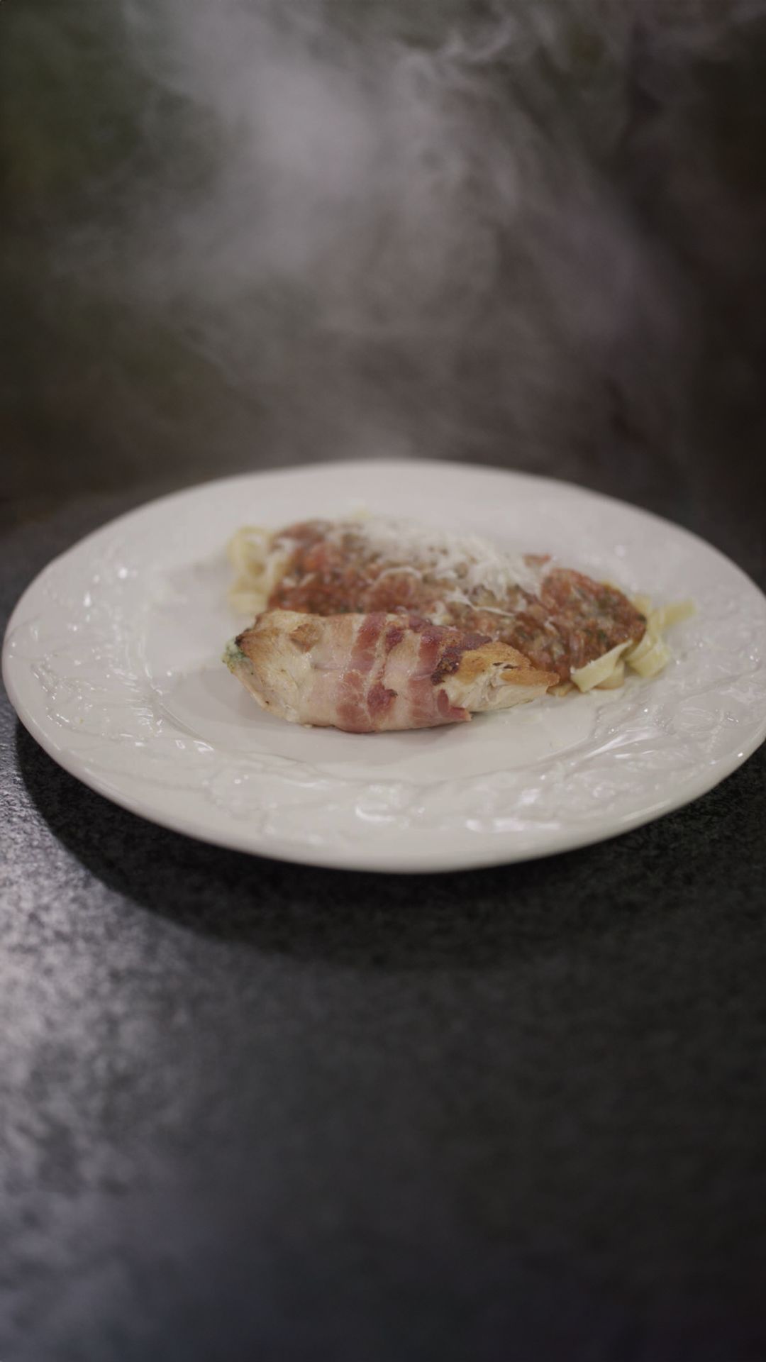 Kipfilet met pizzaiola, kruidenricotta en pasta
