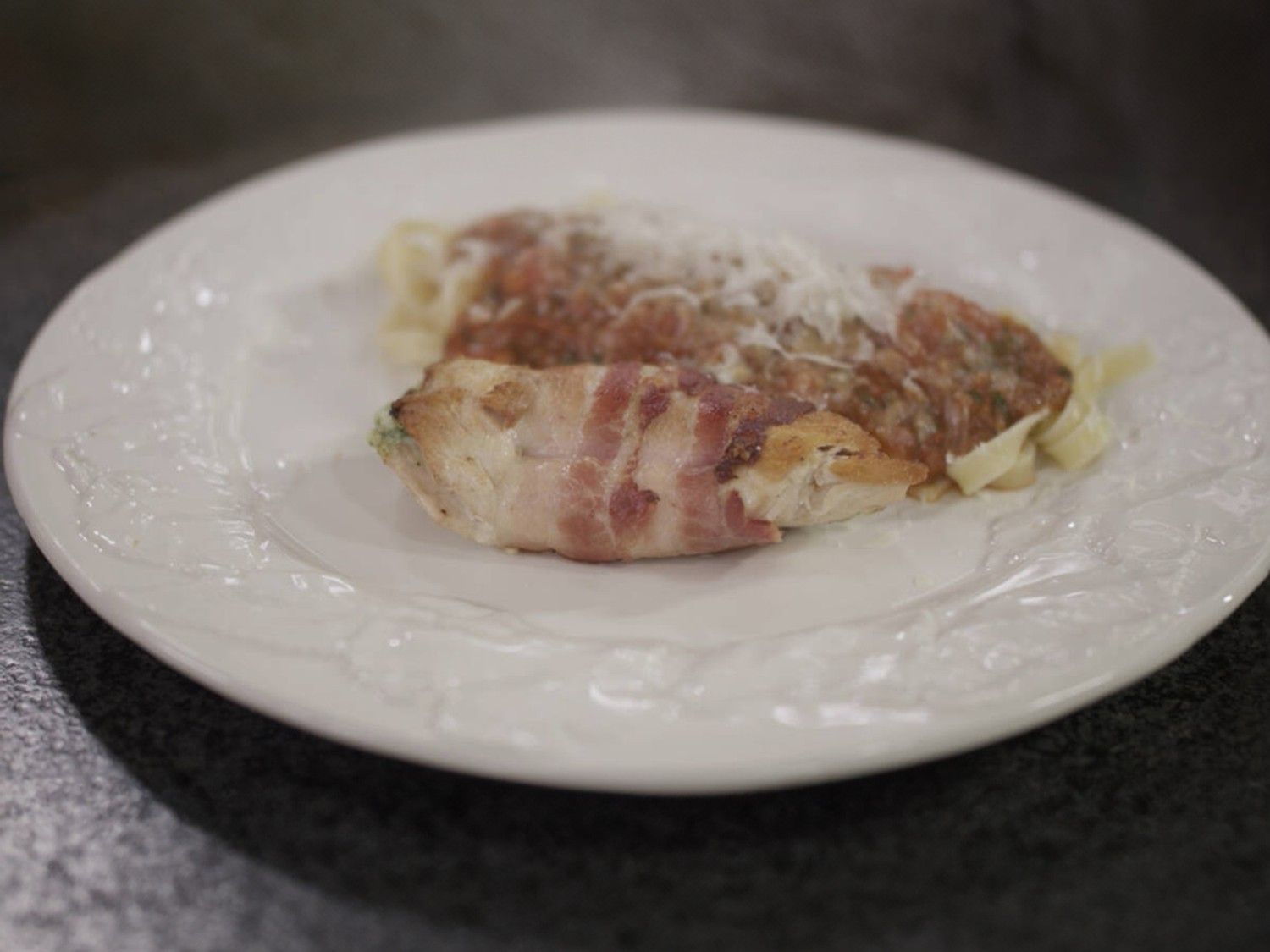 Kipfilet met pizzaiola, kruidenricotta en pasta