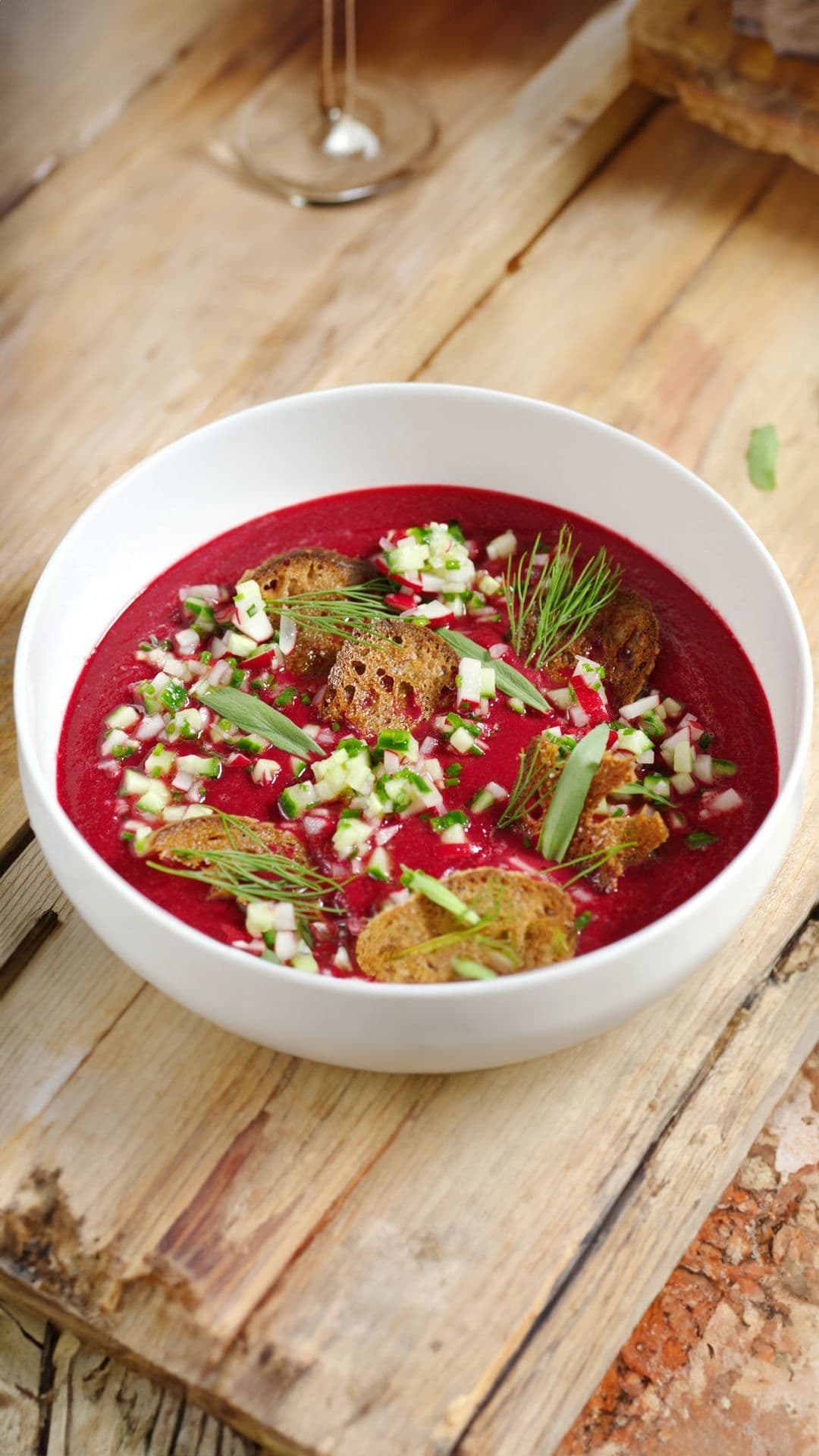Gazpacho van rode biet met komkommer en radijsjes