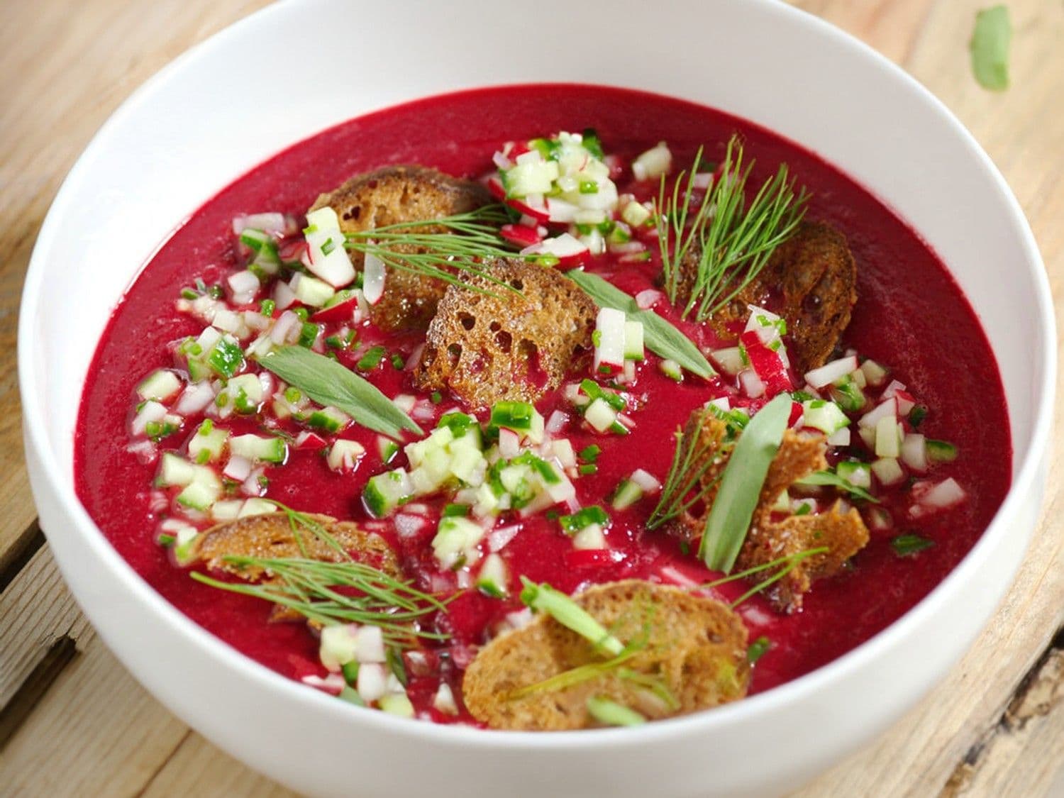 Gazpacho van rode biet met komkommer en radijsjes