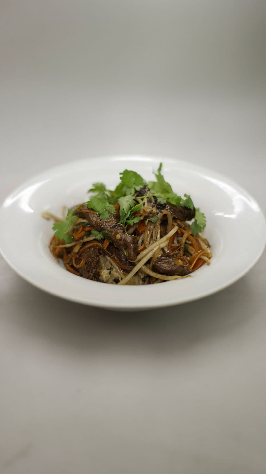 Pittig rundvlees in de wok met rijst
