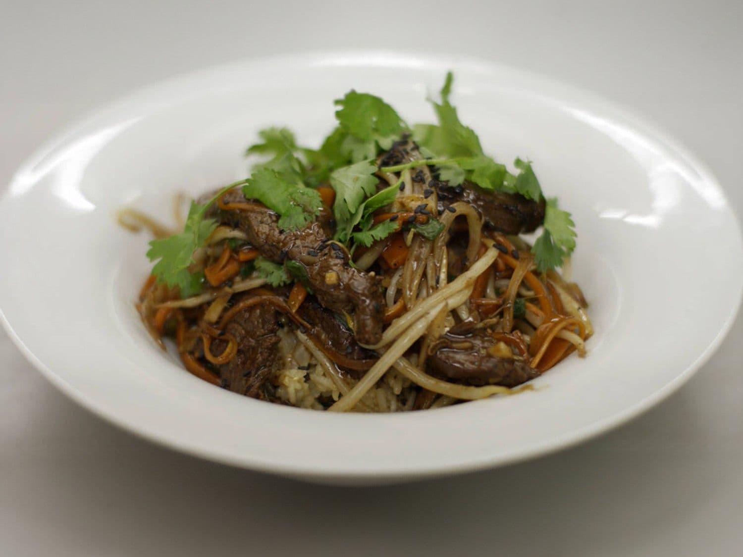 Pittig rundvlees in de wok met rijst