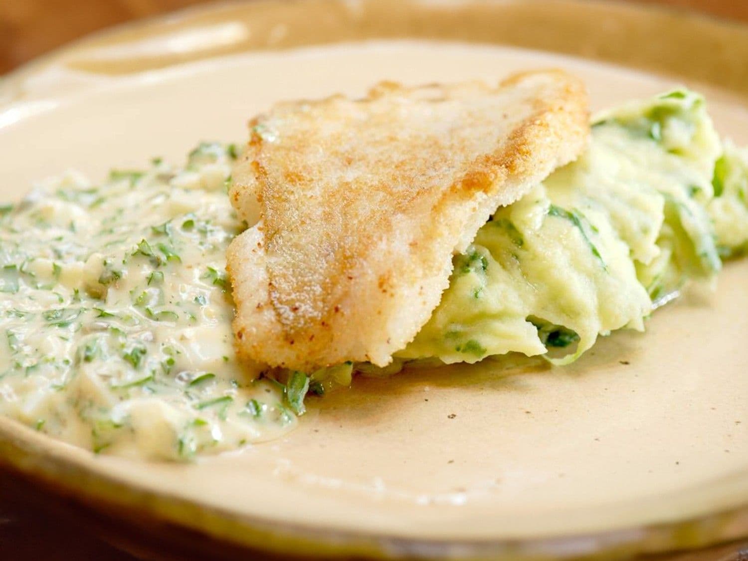 Steenbolk met spinaziepuree en gribiche