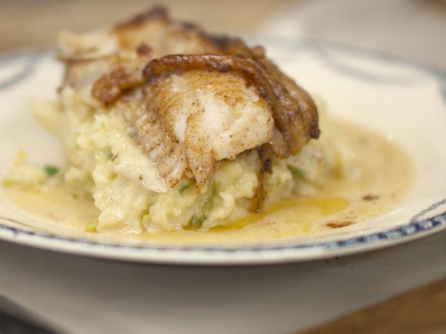Pladijs met selderpuree en wijnsaus