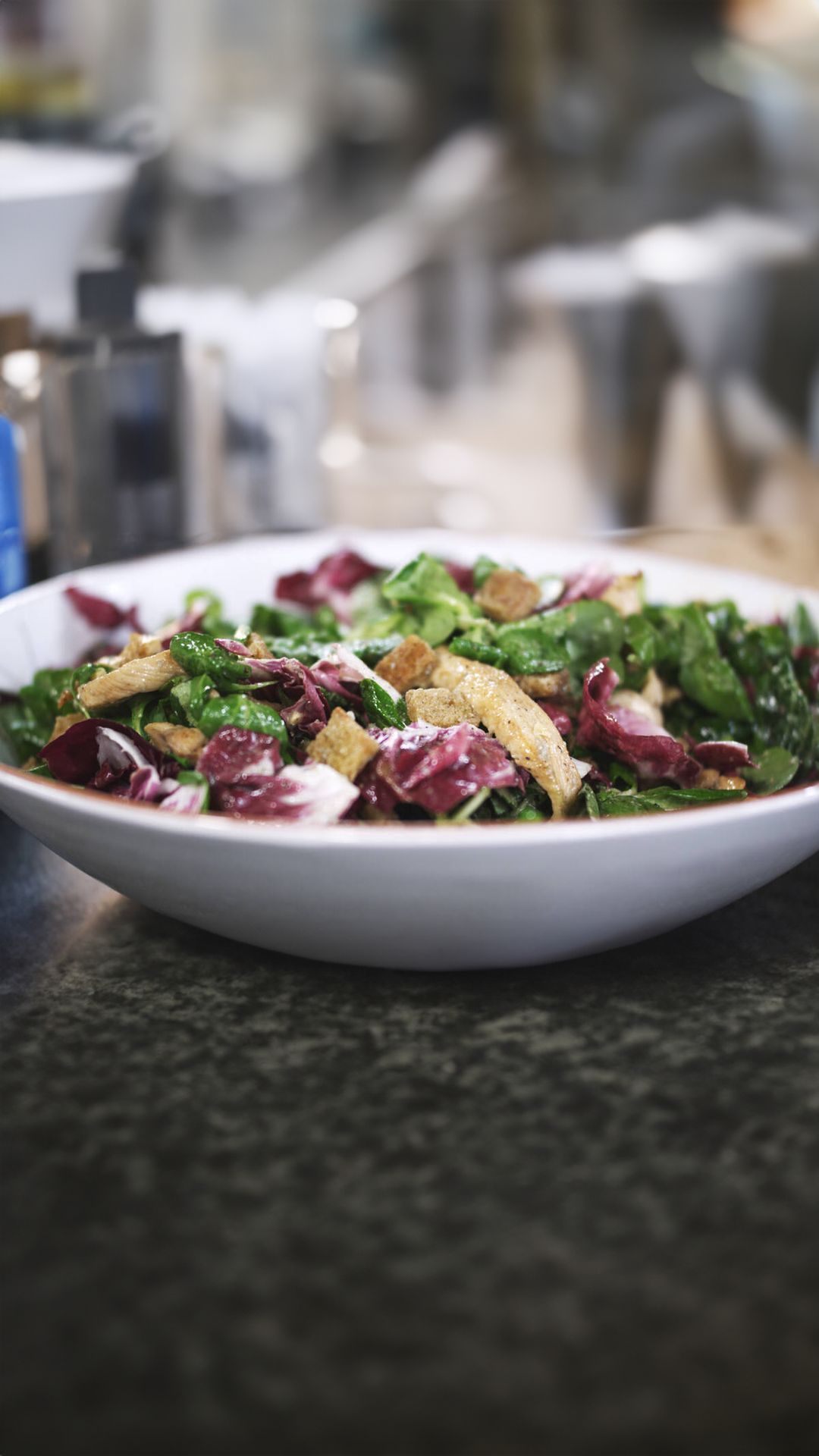 Lauwe herfstsla met kip, croutons en blauwe kaas