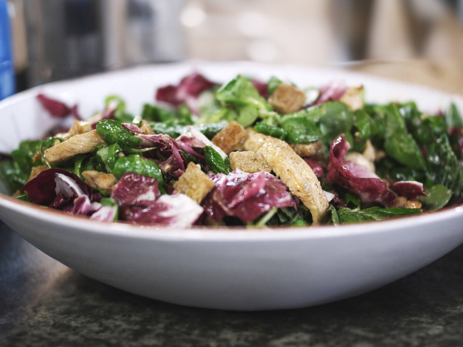 Lauwe herfstsla met kip, croutons en blauwe kaas