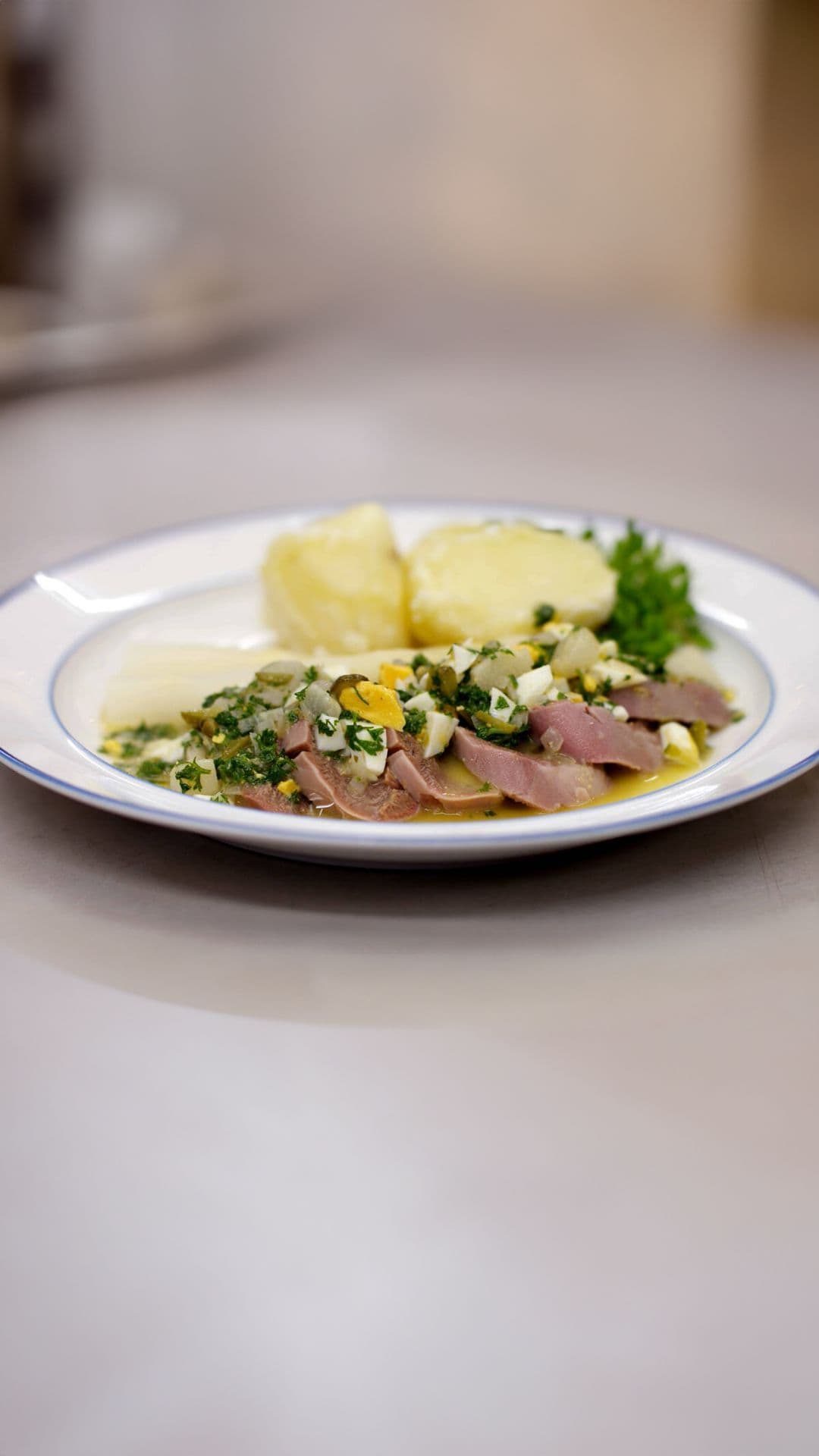 Kalfstong met ravigotesaus en asperges