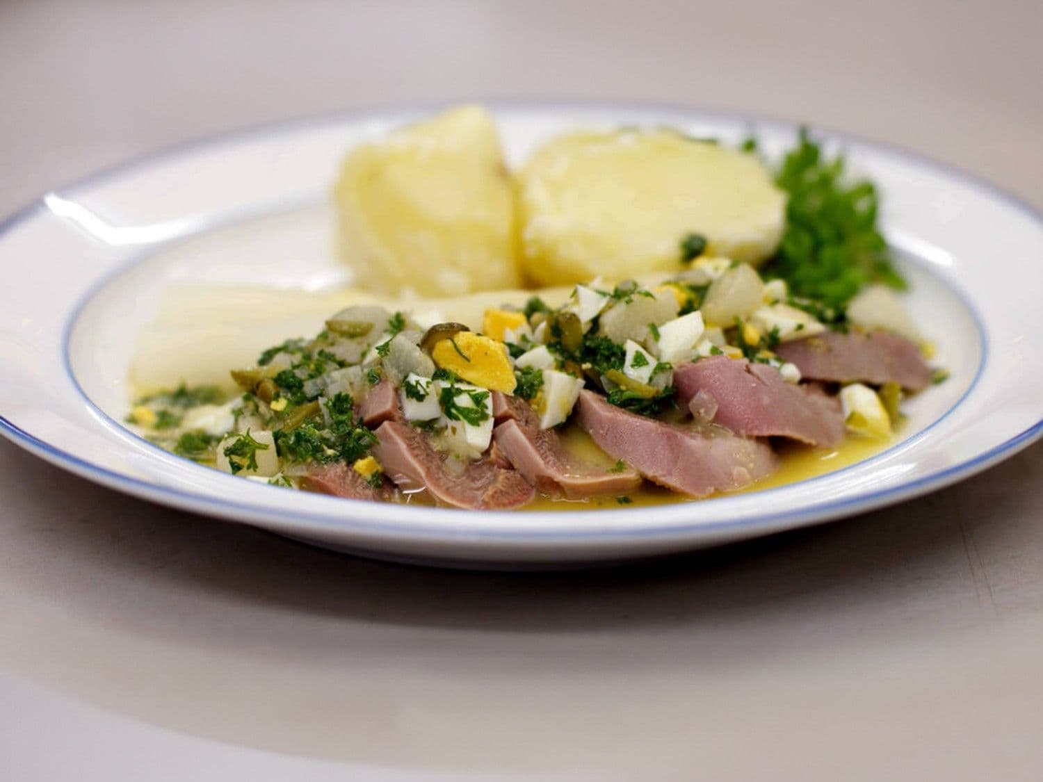 Kalfstong met ravigotesaus en asperges