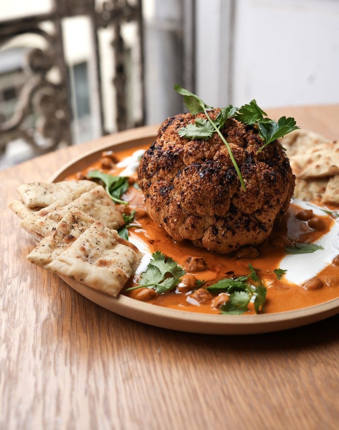 Geroosterde bloemkool, currysaus met zoete aardappel en kikkererwten en flatbread