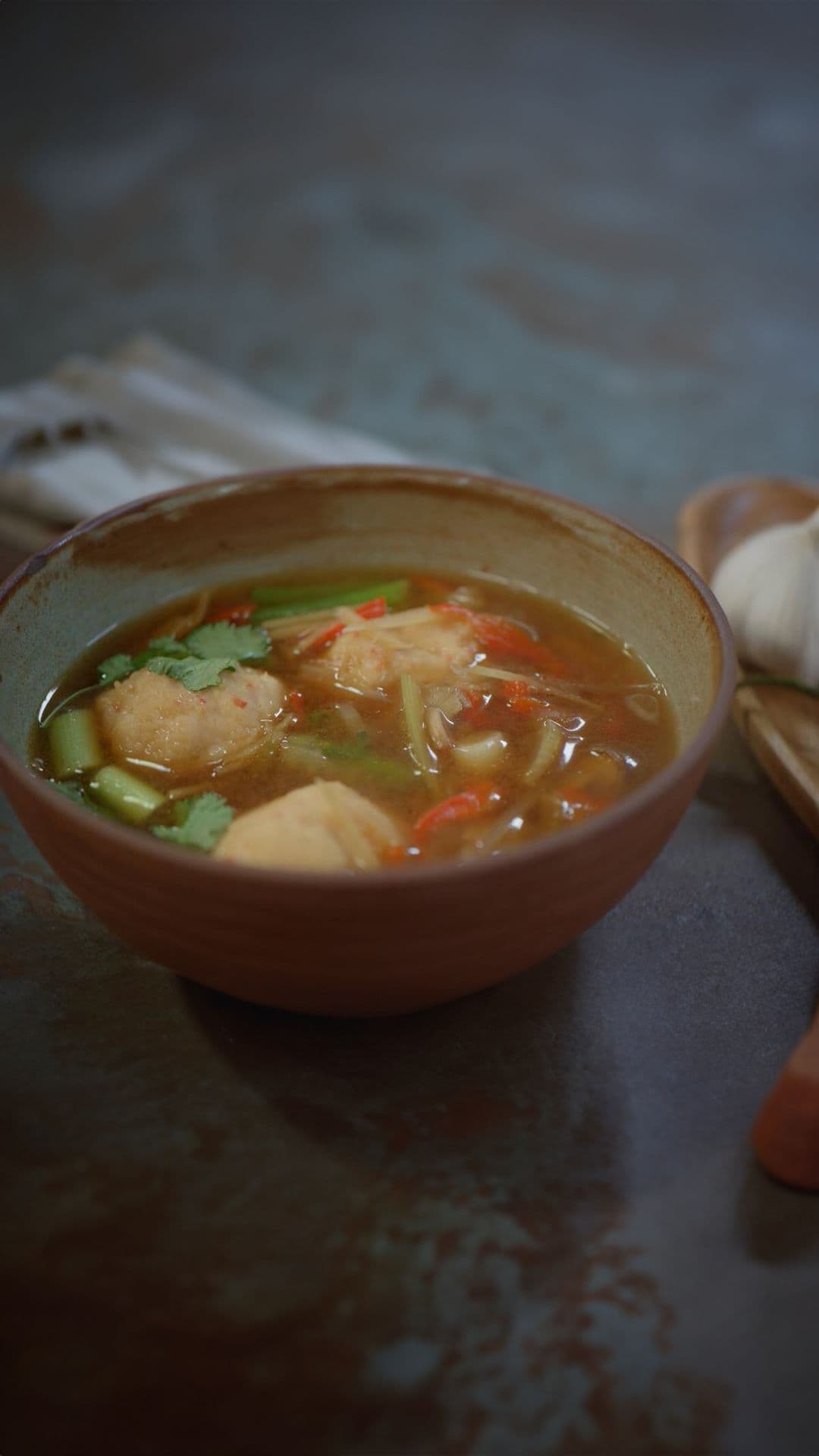 Scampiballetjes in oosterse bouillon