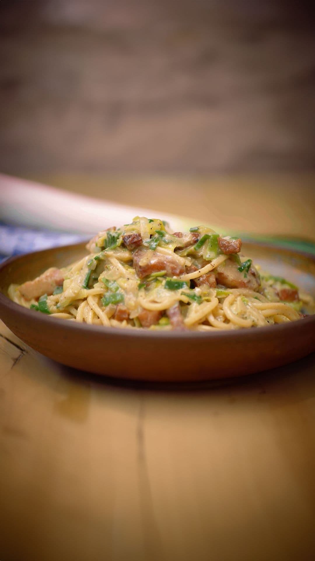Pasta carbonara met gerookt spek en prei