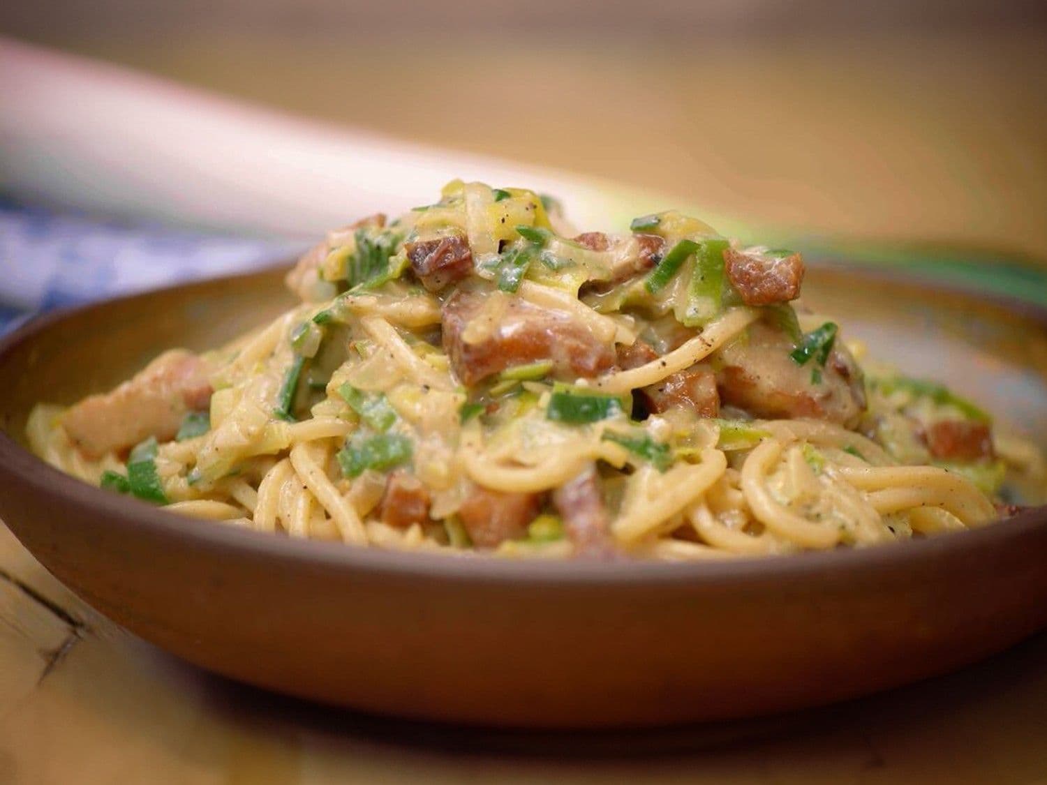 Pasta carbonara met gerookt spek en prei