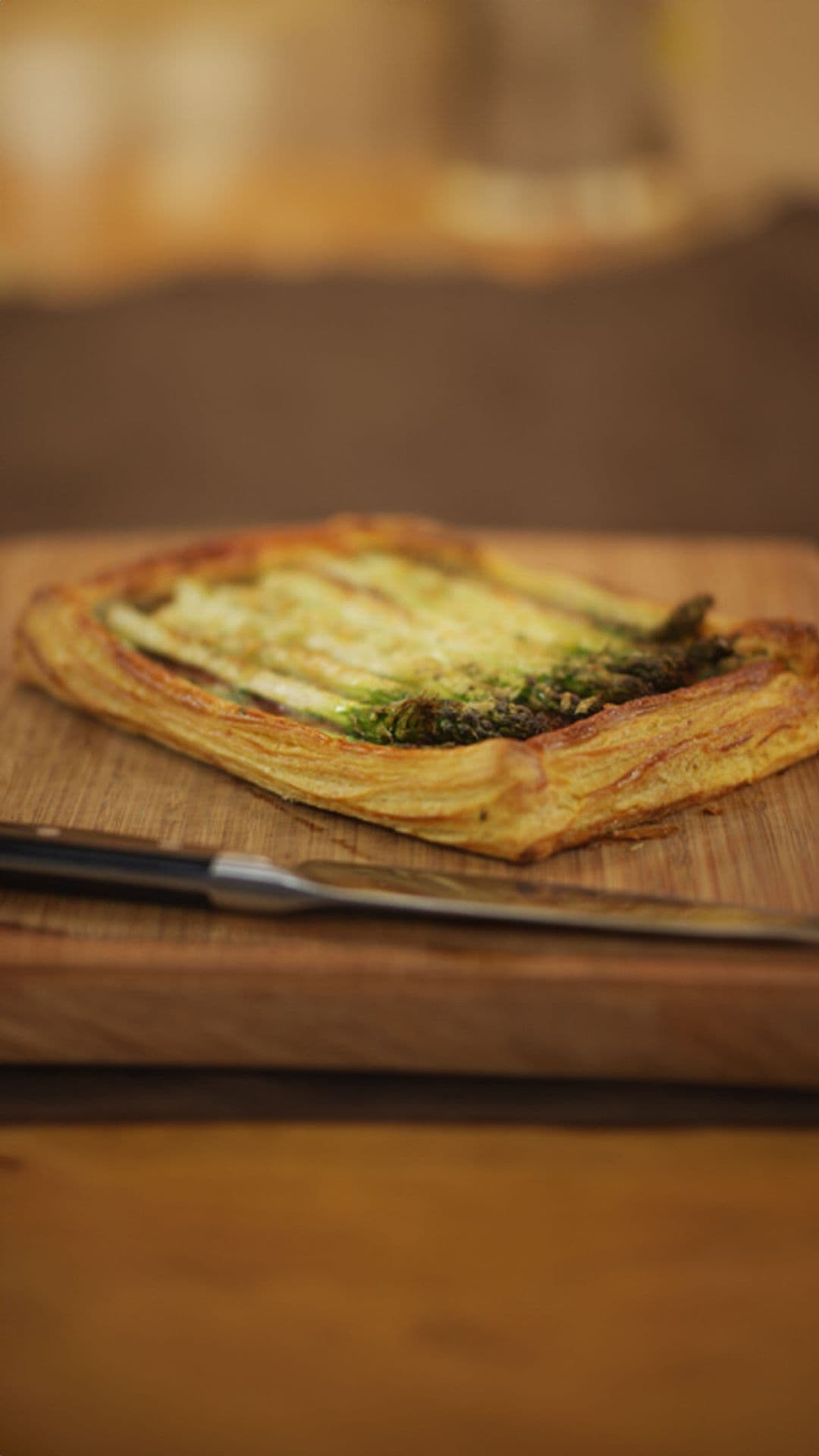 Bladerdeegtaart met pancetta, kruidenkaas en groene asperges
