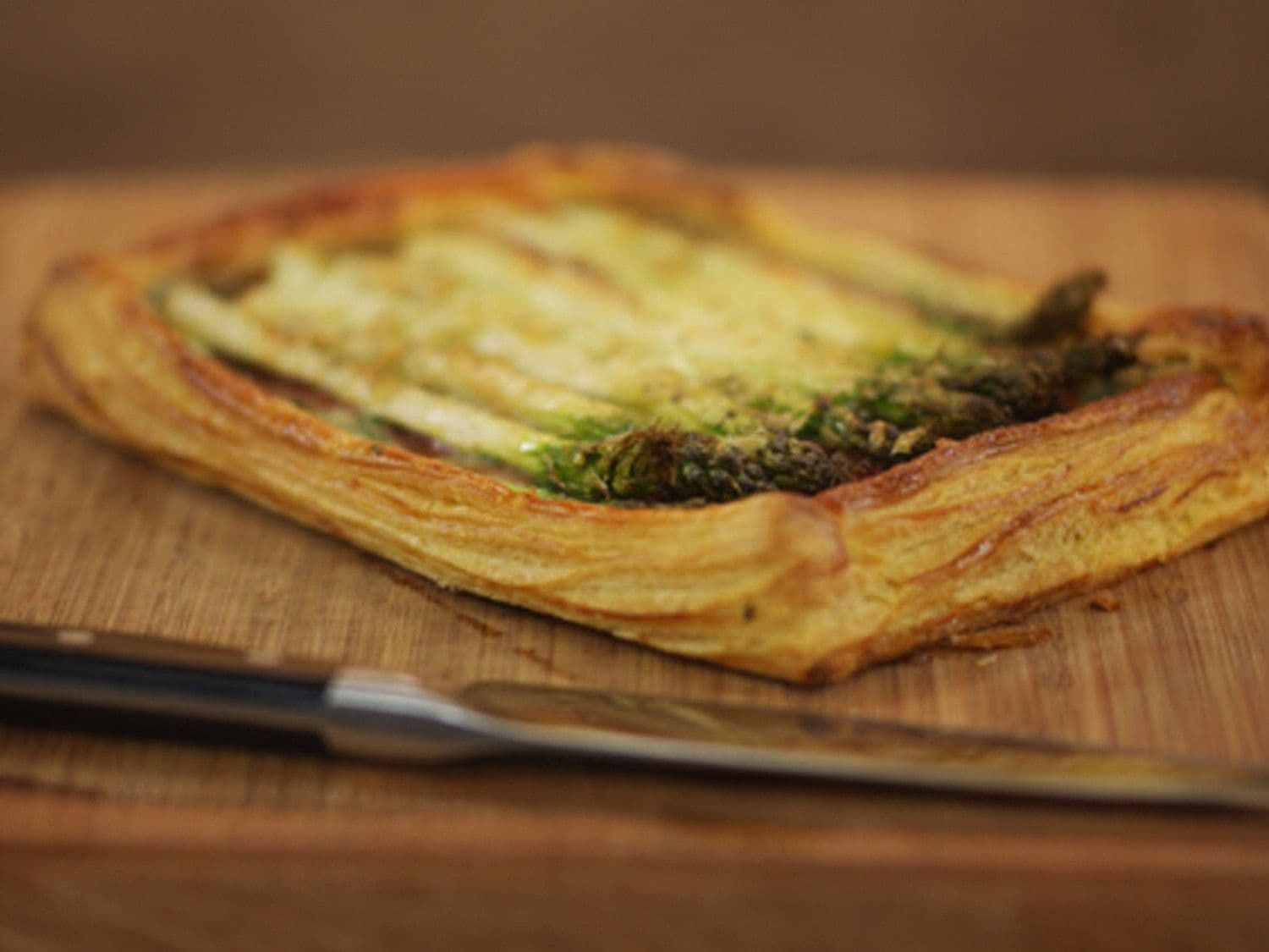 Bladerdeegtaart met pancetta, kruidenkaas en groene asperges