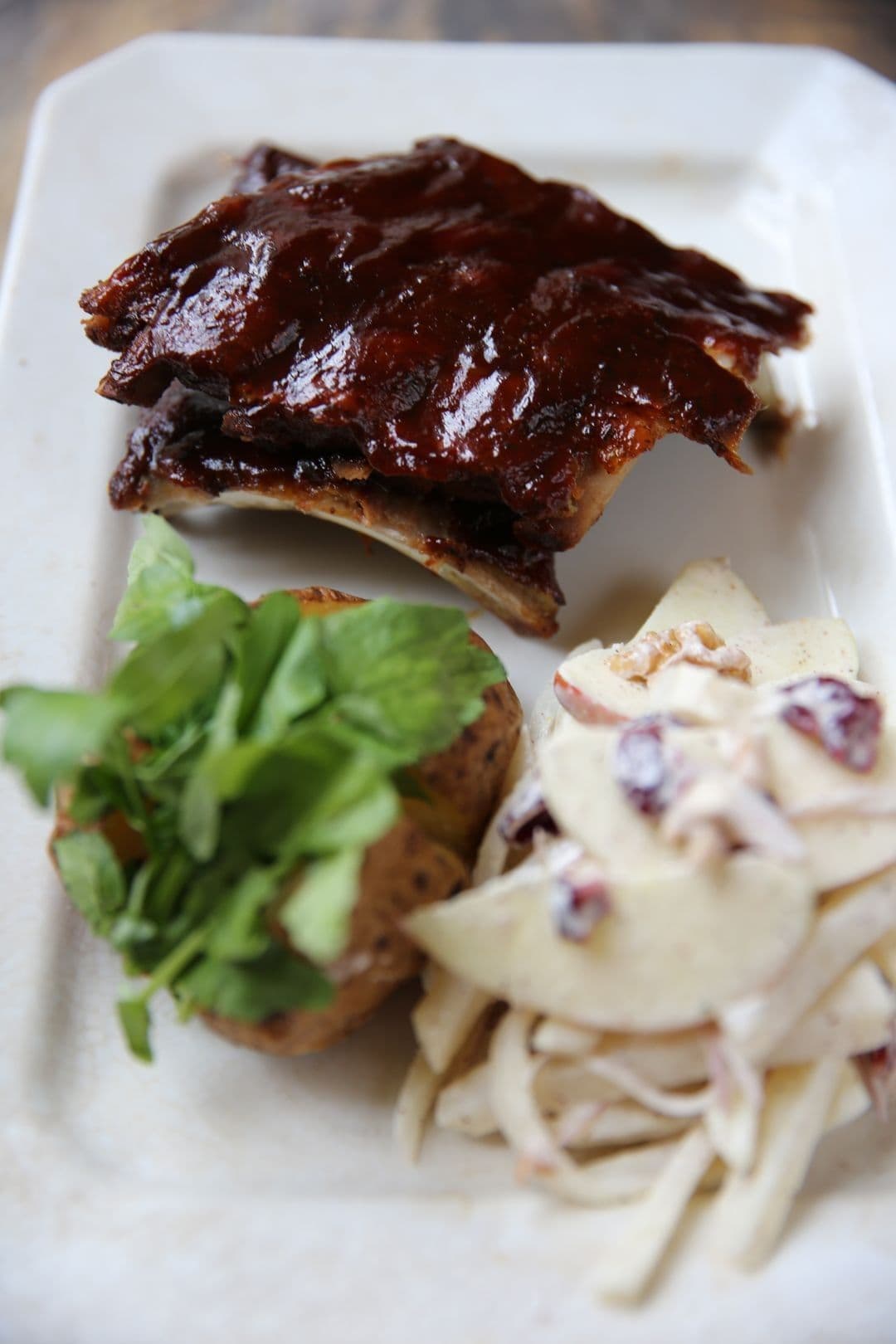 Gelakte spareribs met barbecuesaus, gepofte aardappel en knolseldersalade