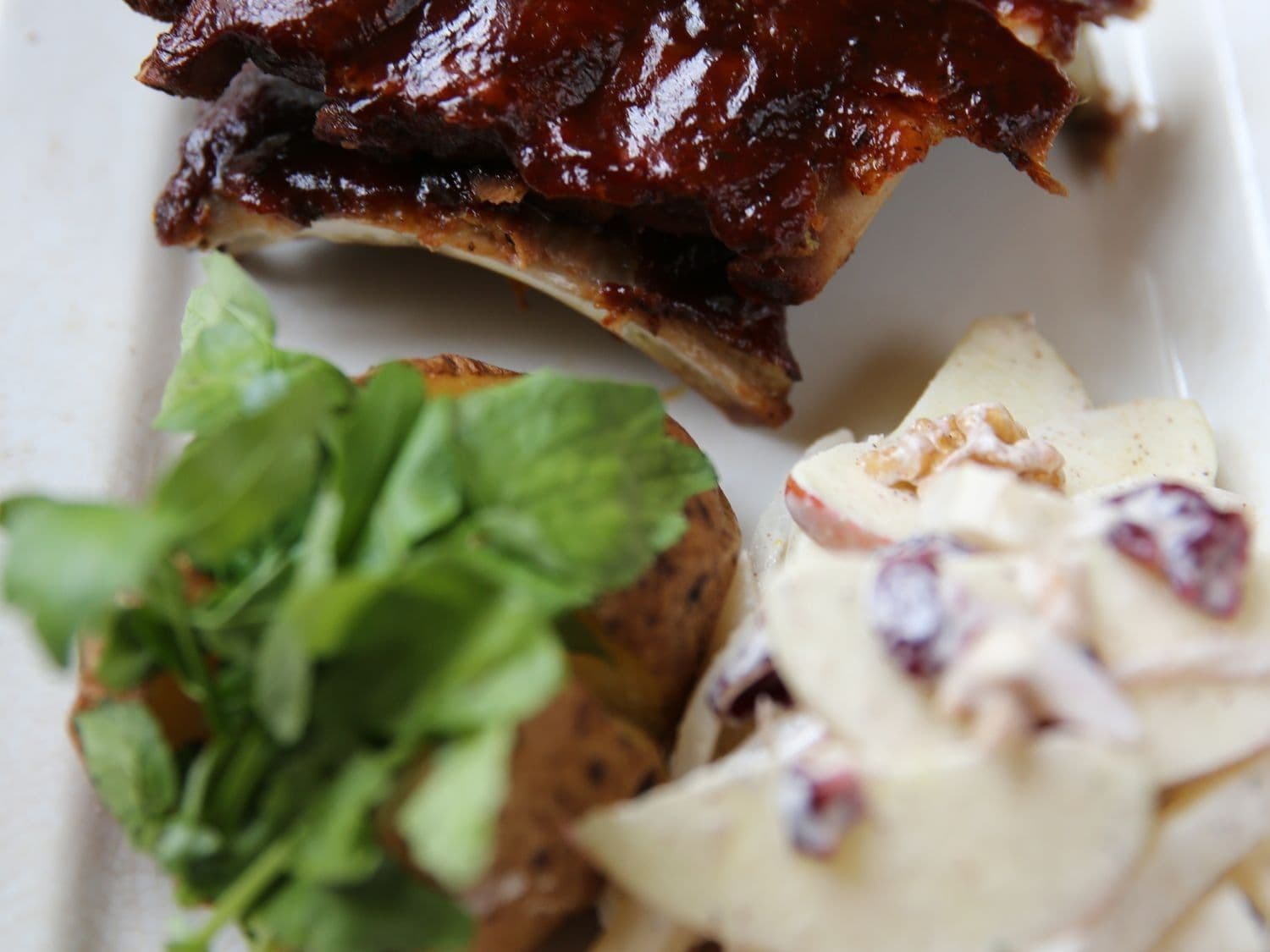Gelakte spareribs met barbecuesaus, gepofte aardappel en knolseldersalade