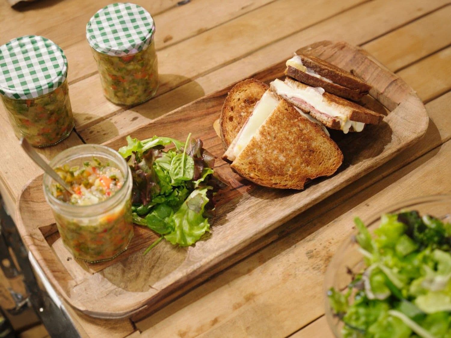 Croque kaas & ham met relish van augurk